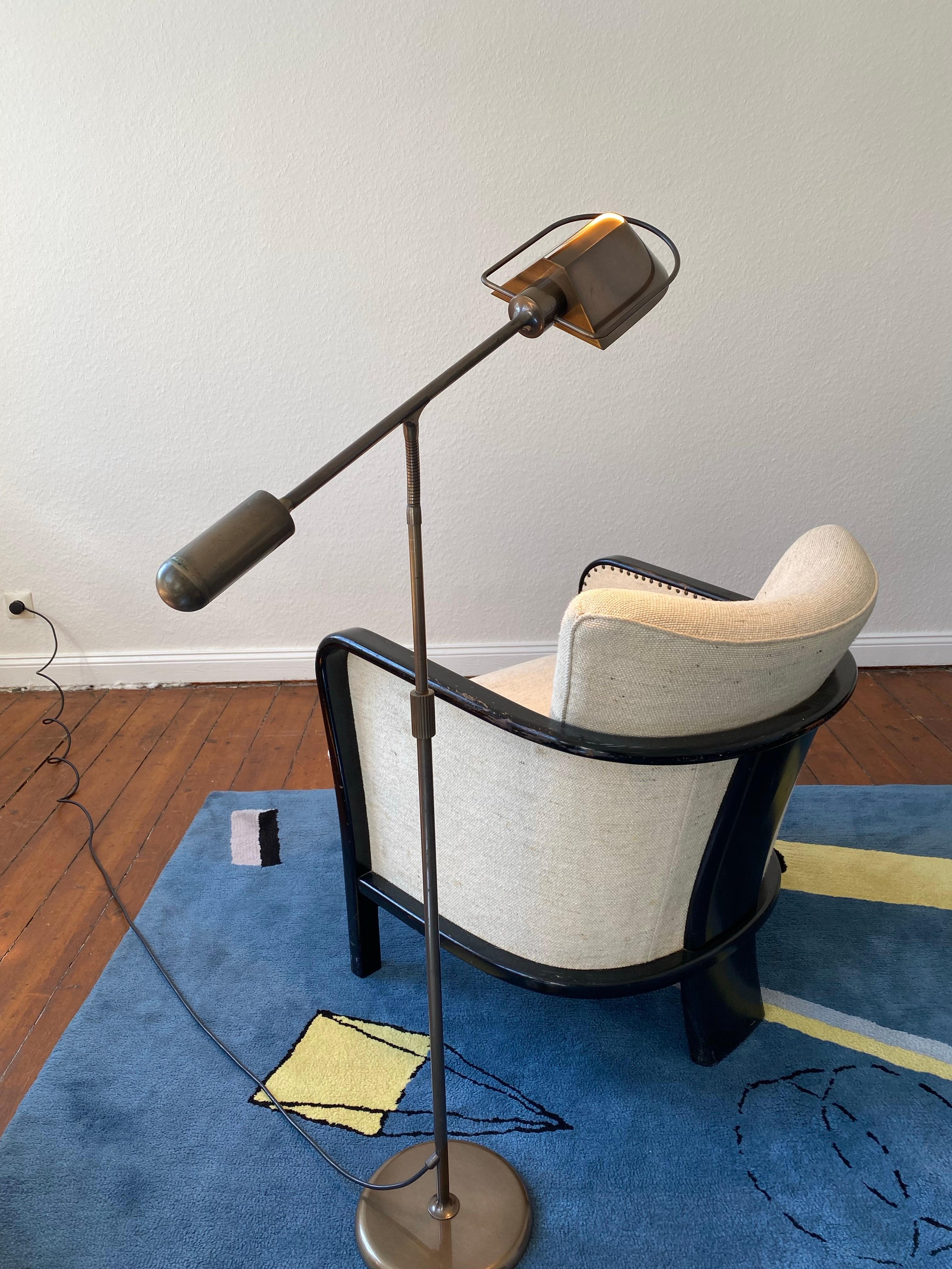 Lampada da lettura regolabile in ottone di Florian Schulz, metà secolo. in vendita 9