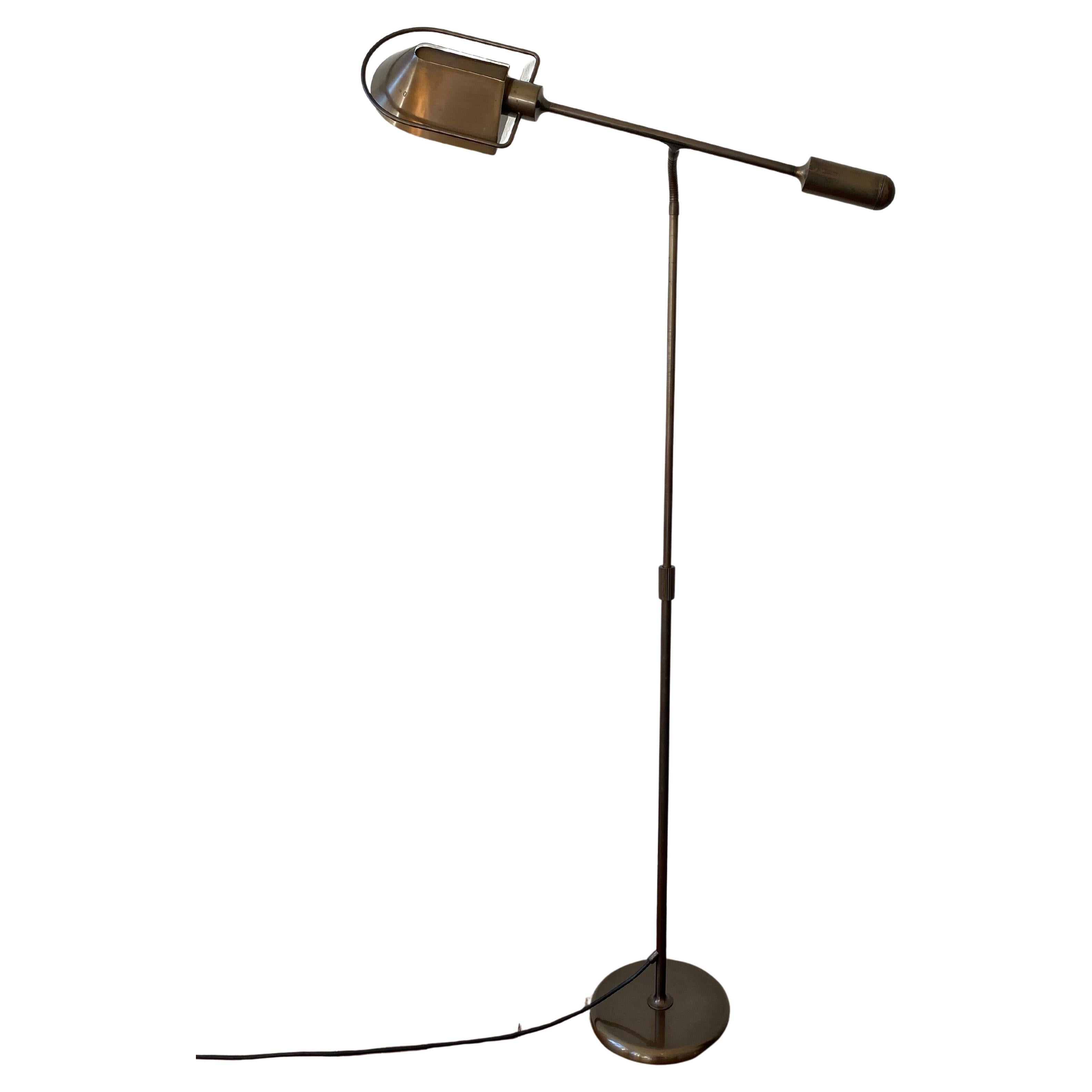 Un Ultra-  lampada rara e da terra in ottone massiccio spazzolato  di Florian Schulz .
L'altezza della lampada e del braccio flessibile della lampada è di  progettato per avere le migliori opportunità di cambiare le direzioni della luce.

Grazie al
