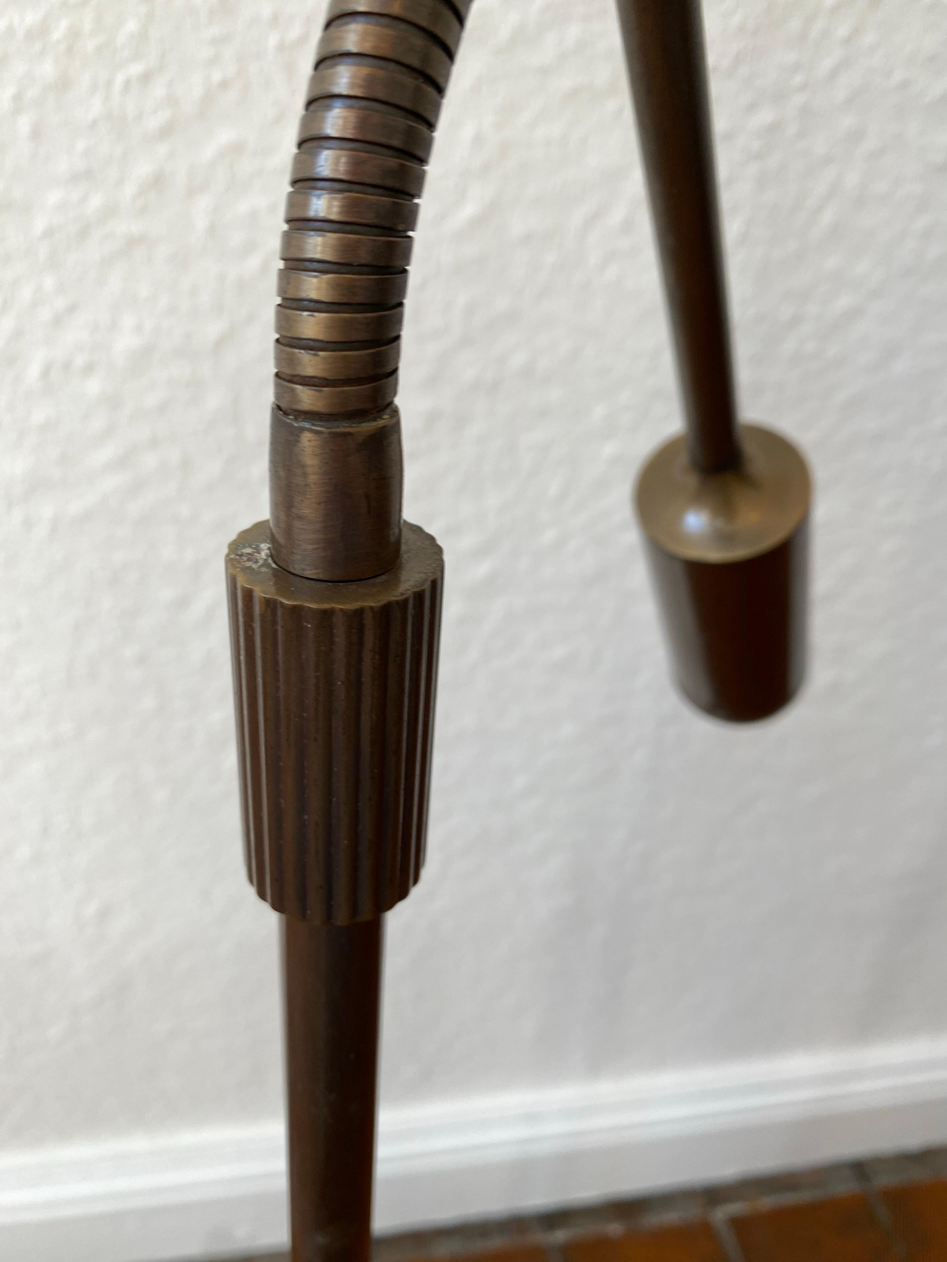Lampada da lettura regolabile in ottone di Florian Schulz, metà secolo. In condizioni buone in vendita a Halle, DE