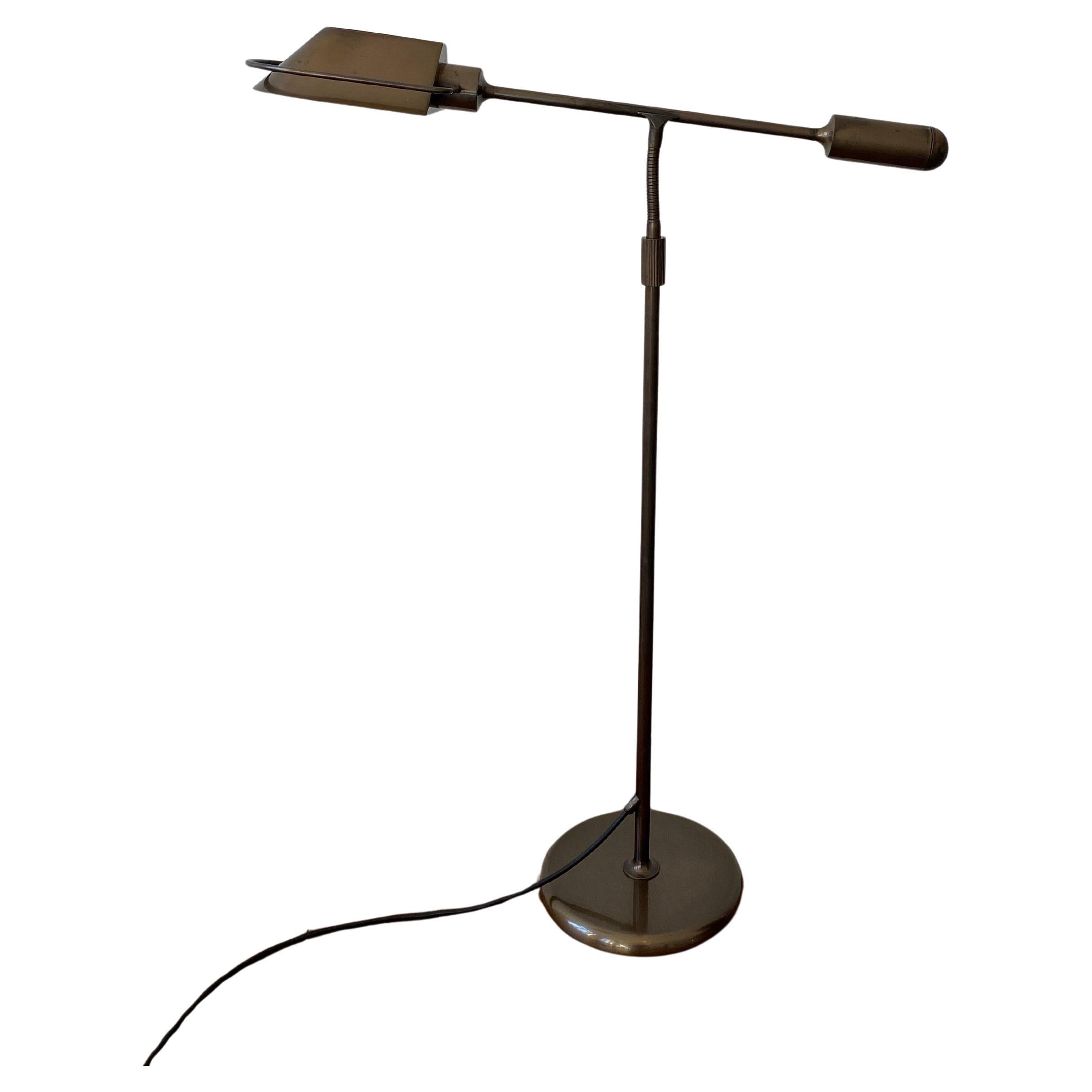 Lampada da lettura regolabile in ottone di Florian Schulz, metà secolo. in vendita