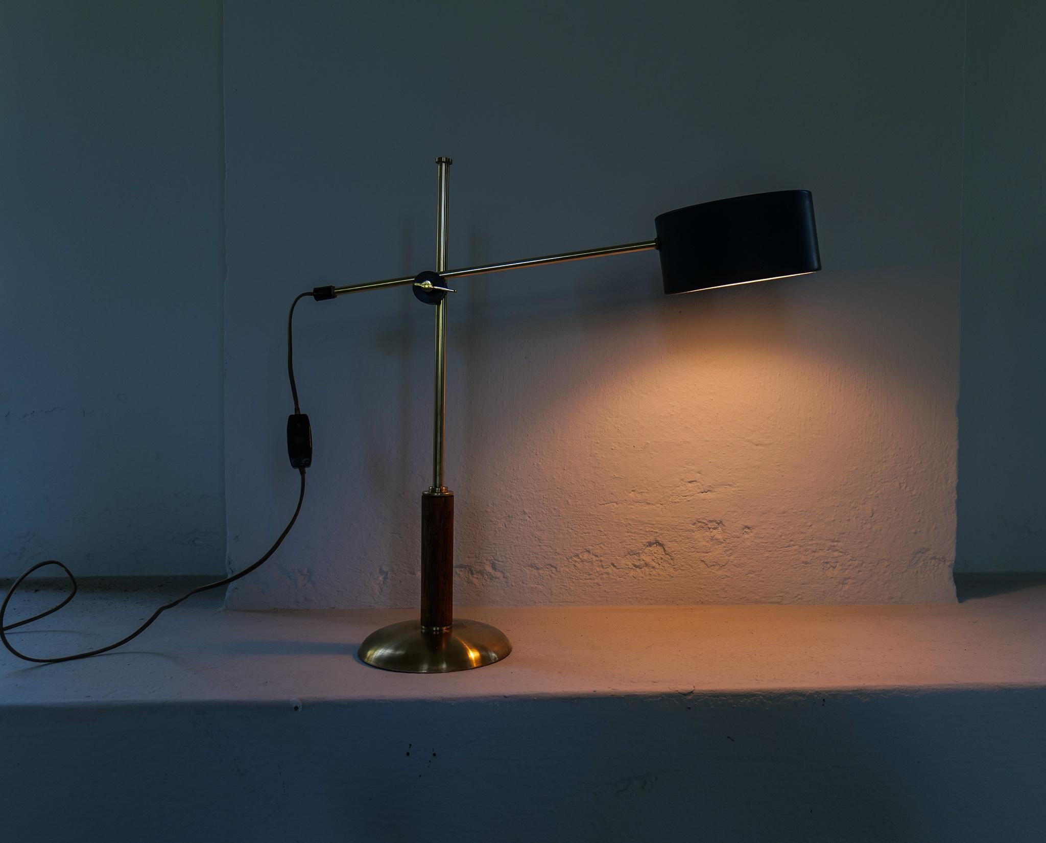 Midcentury Rare Brass and Walnut Table Lamp by Einar Bäckström, Sweden, 1950s 10