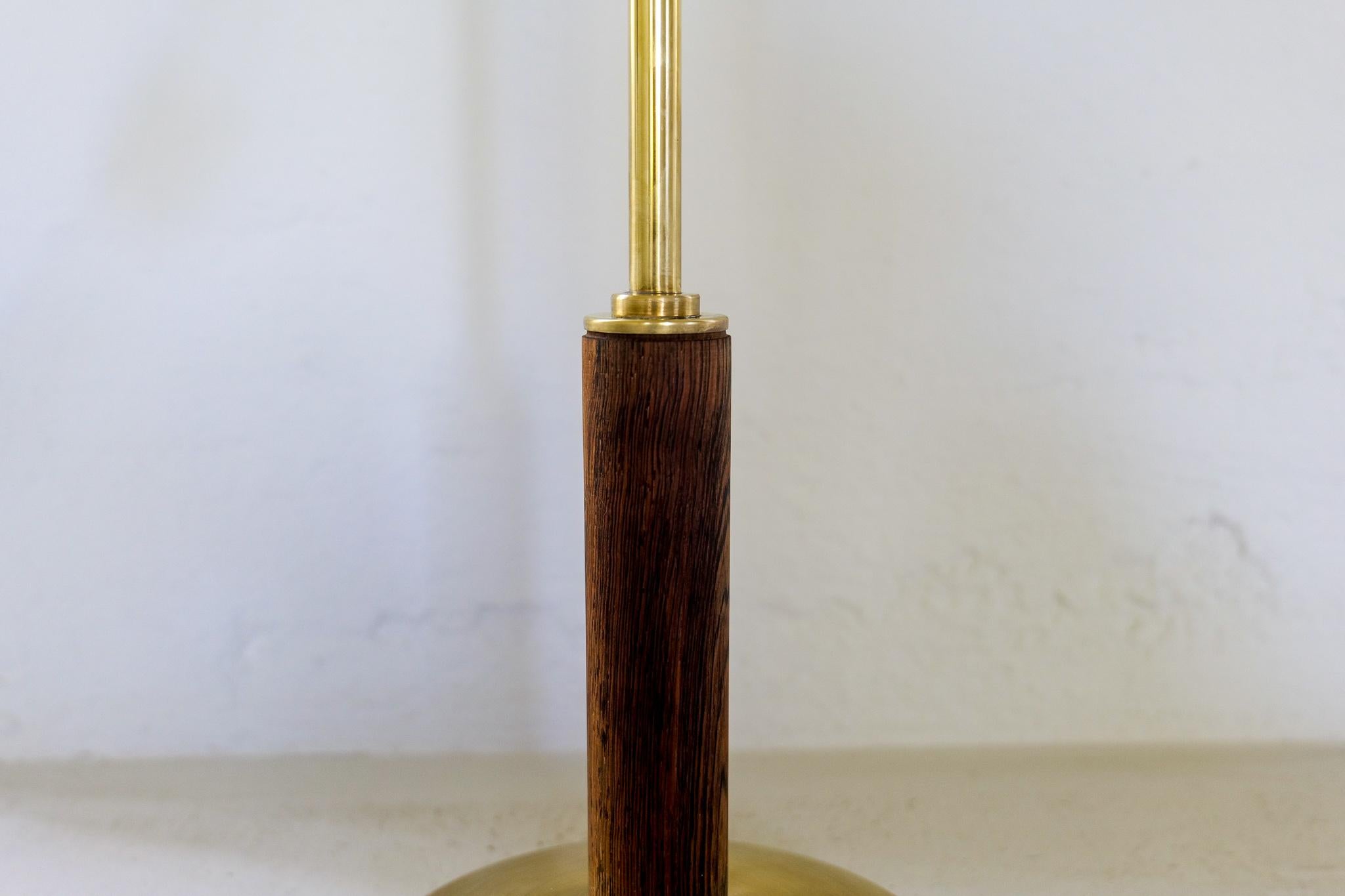 Midcentury Rare Brass and Walnut Table Lamp by Einar Bäckström, Sweden, 1950s In Good Condition In Hillringsberg, SE