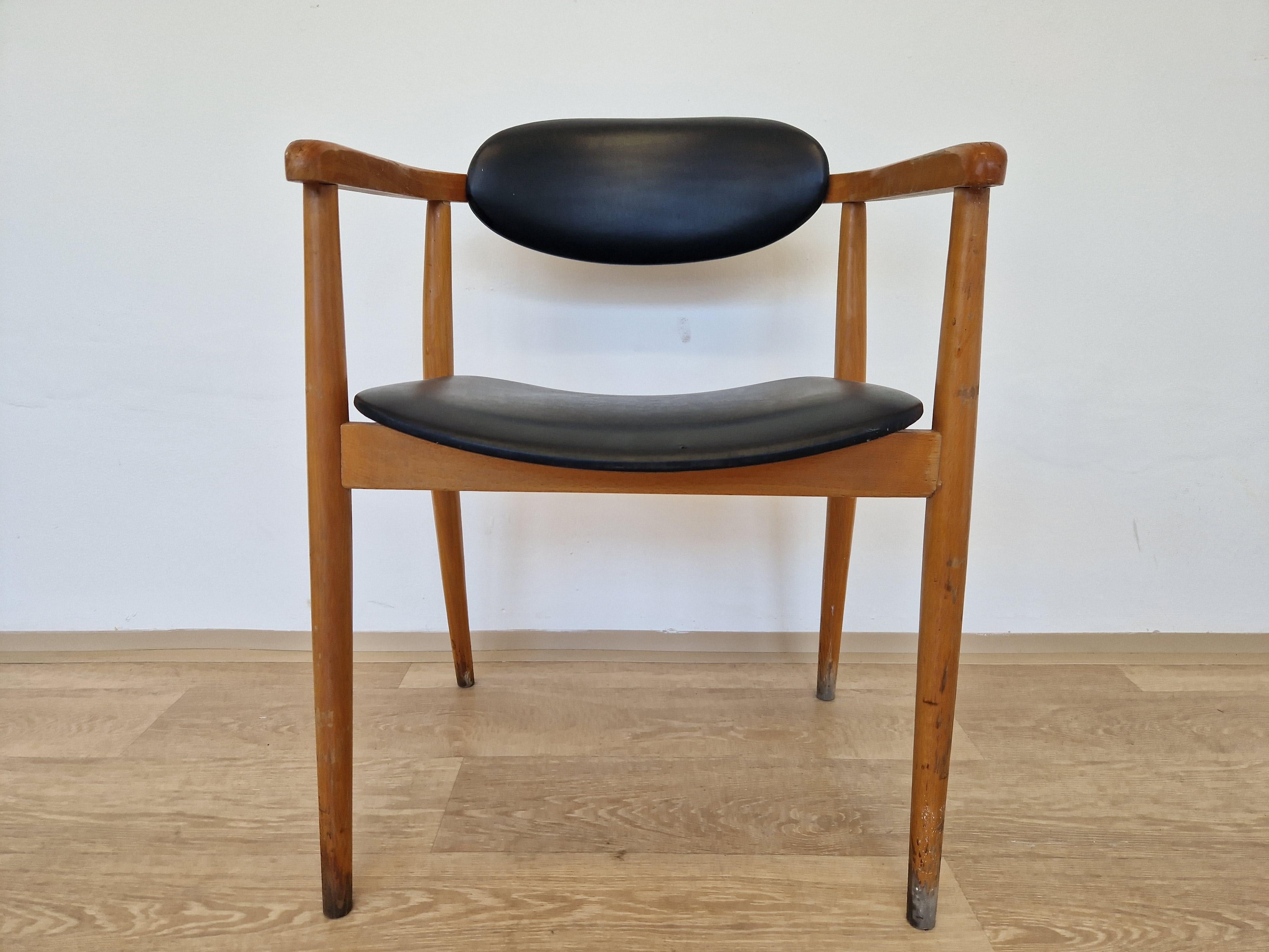 - very rare type
- confortable
- the wood will be restored before shipping