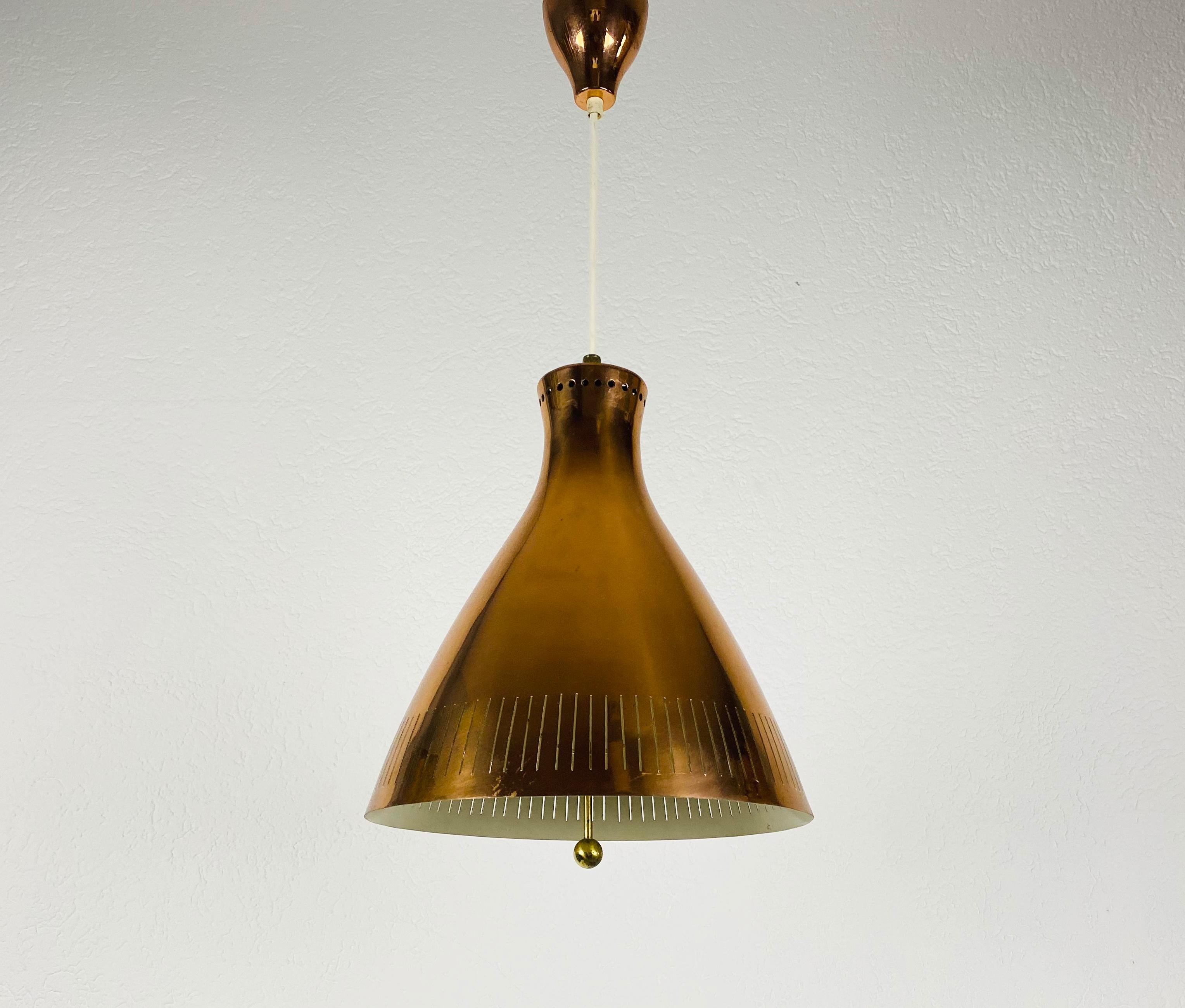 Extraordinary copper pendant lamp by Vereinigte Werkstätte in the 1960s.

Measures: Height of shade 33 cm

Max height 66 cm

Diameter 29 cm 


The light requires one E27 (US E26) light bulb. Works with both 120/220V. Very good vintage