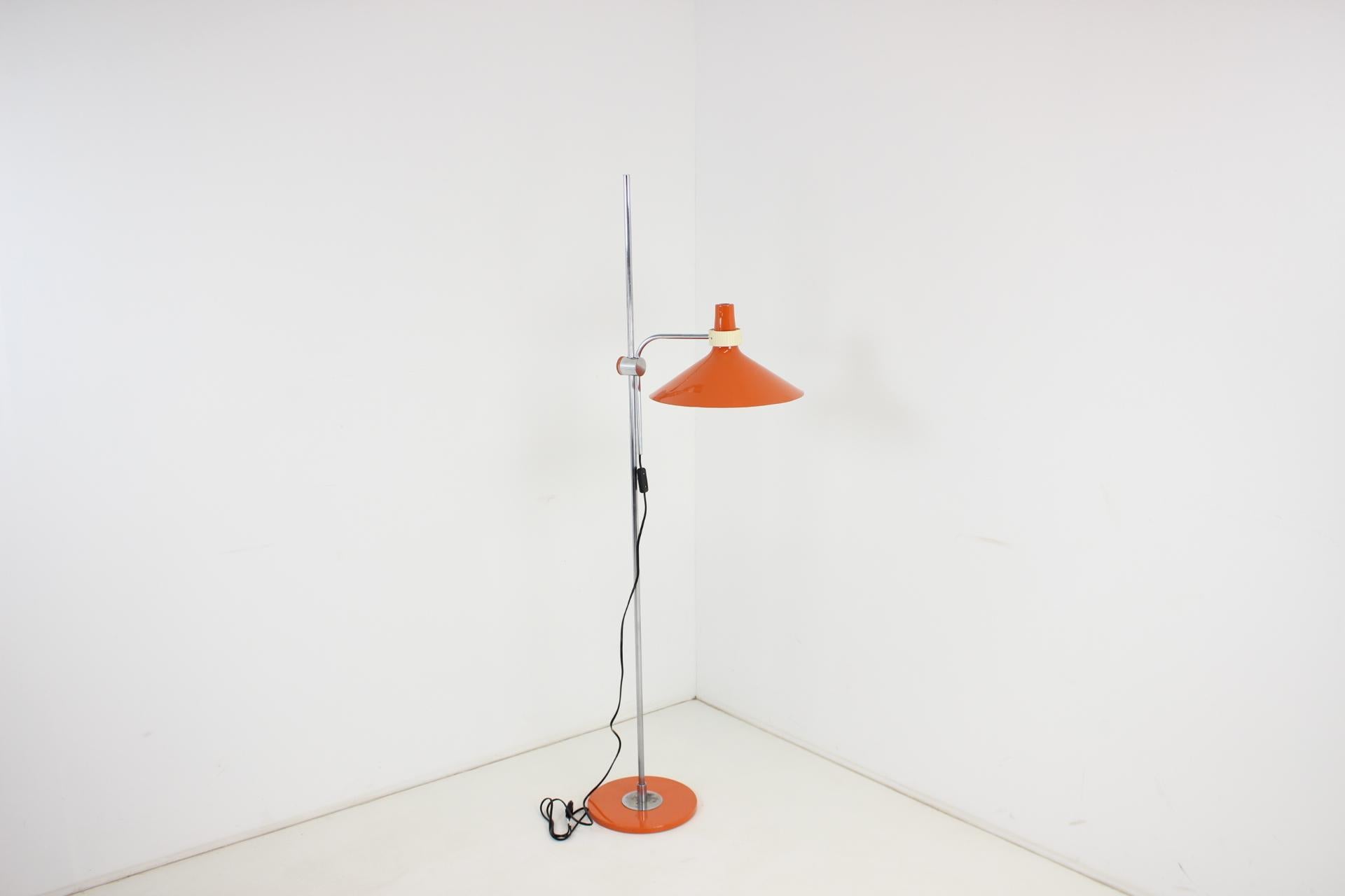 Made in Czechoslovakia,rare model
Made of metal, chrome
The lower part shows signs of age
Adjustable lampshade. 190 cm when extended at its highest
Bulb 1x60W, E27 or E26
American adapter included
New electrics