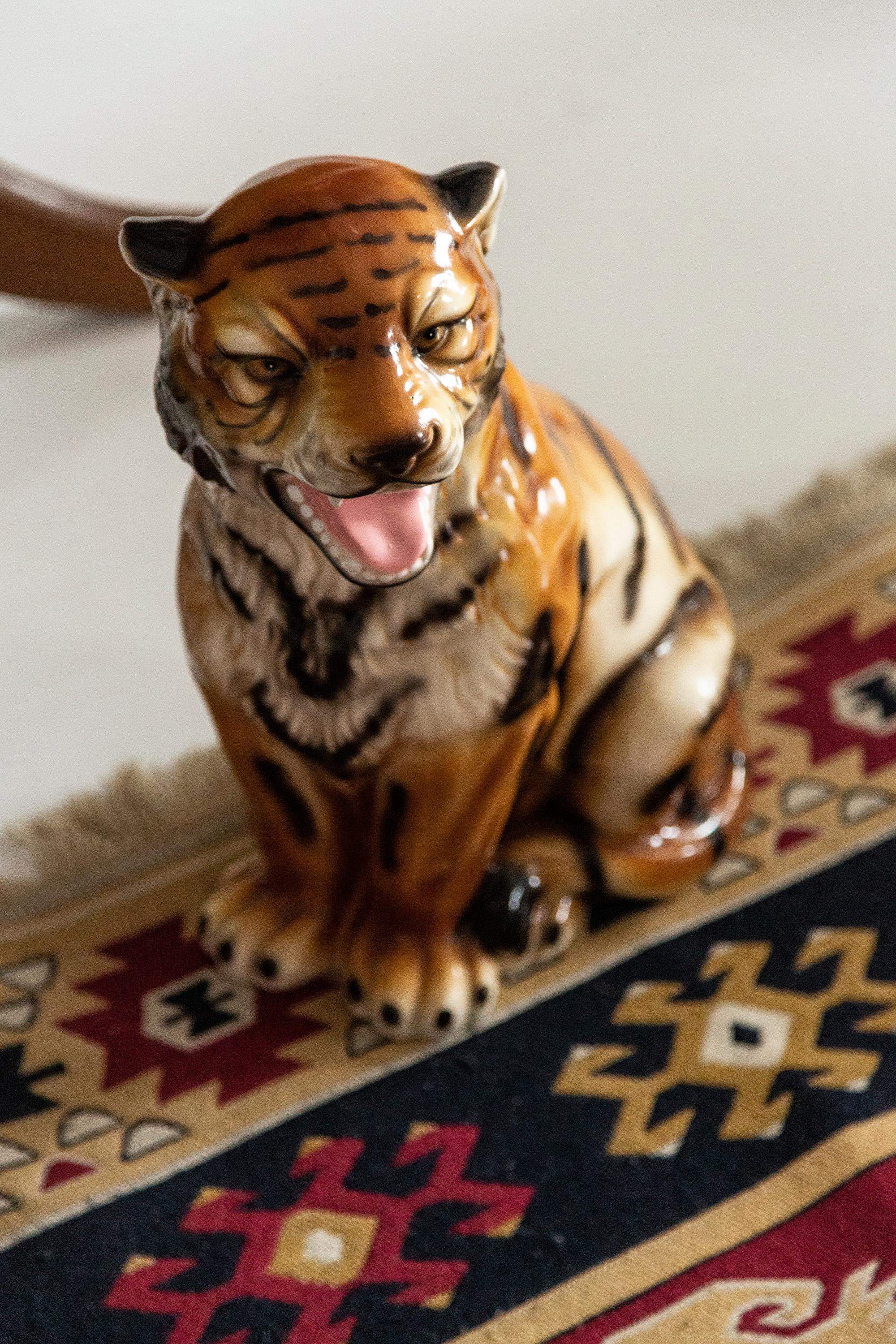 Peint à la main Sculpture de tigre moyen en céramique, Italie, années 1960 en vente
