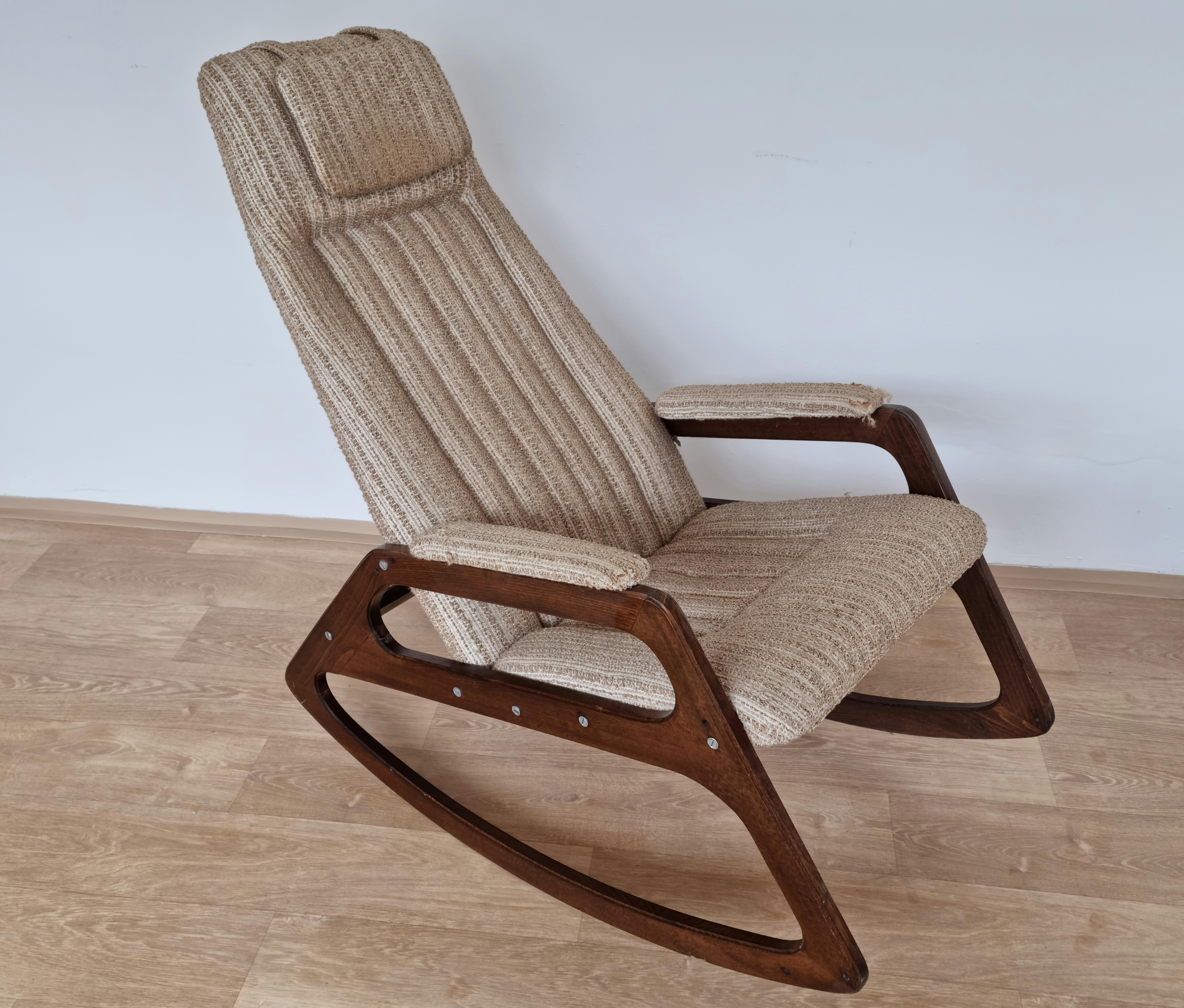 Midcentury Rare Rocking Chair Uluv, Czechoslovakia, 1960s In Good Condition For Sale In Praha, CZ