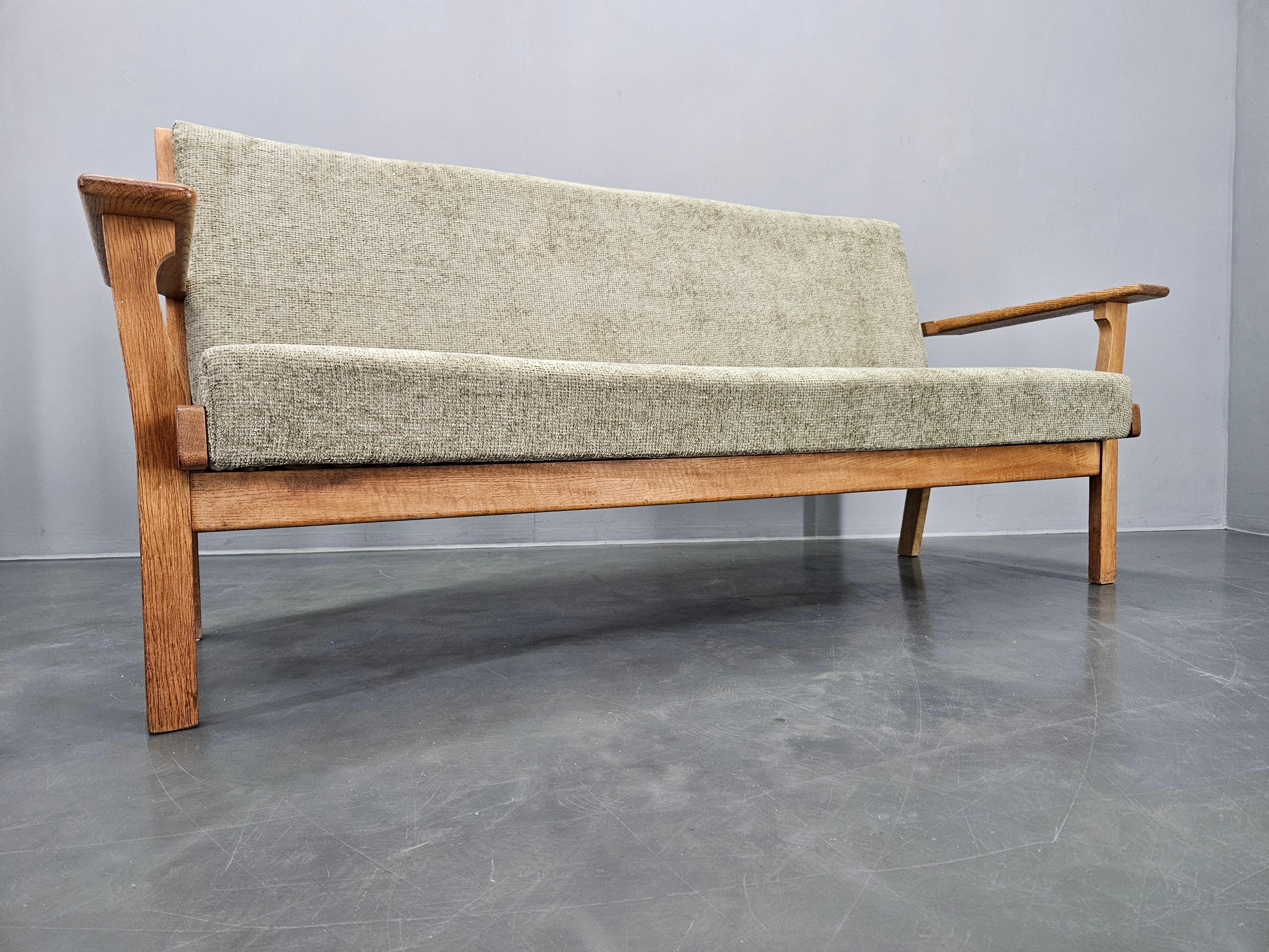 Divano raro del Medioevo GETAMA disegnato da Hans J. Wegner, Danimarca, anni '60 in vendita 3