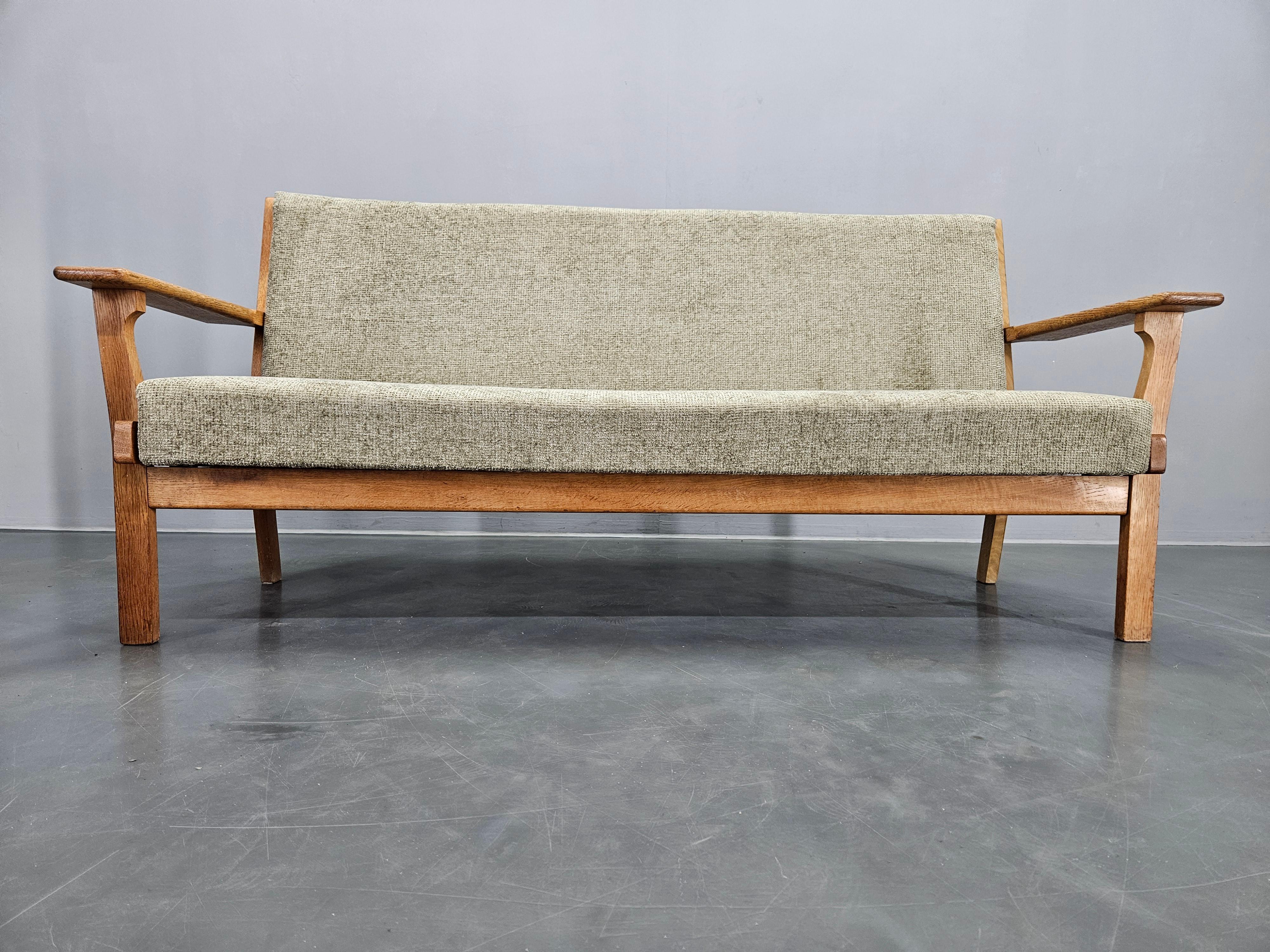 Divano raro del Medioevo GETAMA disegnato da Hans J. Wegner, Danimarca, anni '60 in vendita 5