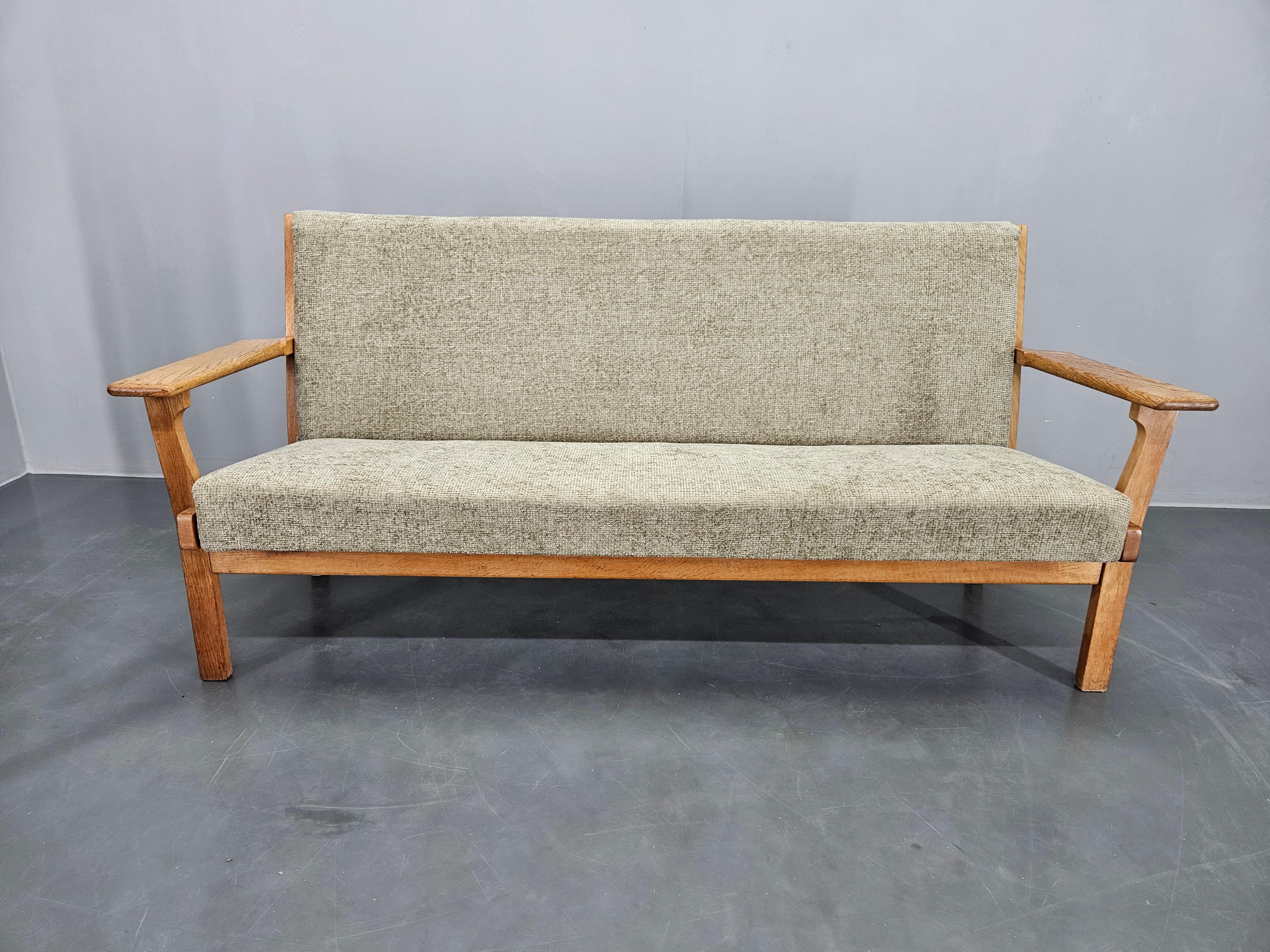 Divano raro del Medioevo GETAMA disegnato da Hans J. Wegner, Danimarca, anni '60 in vendita 6