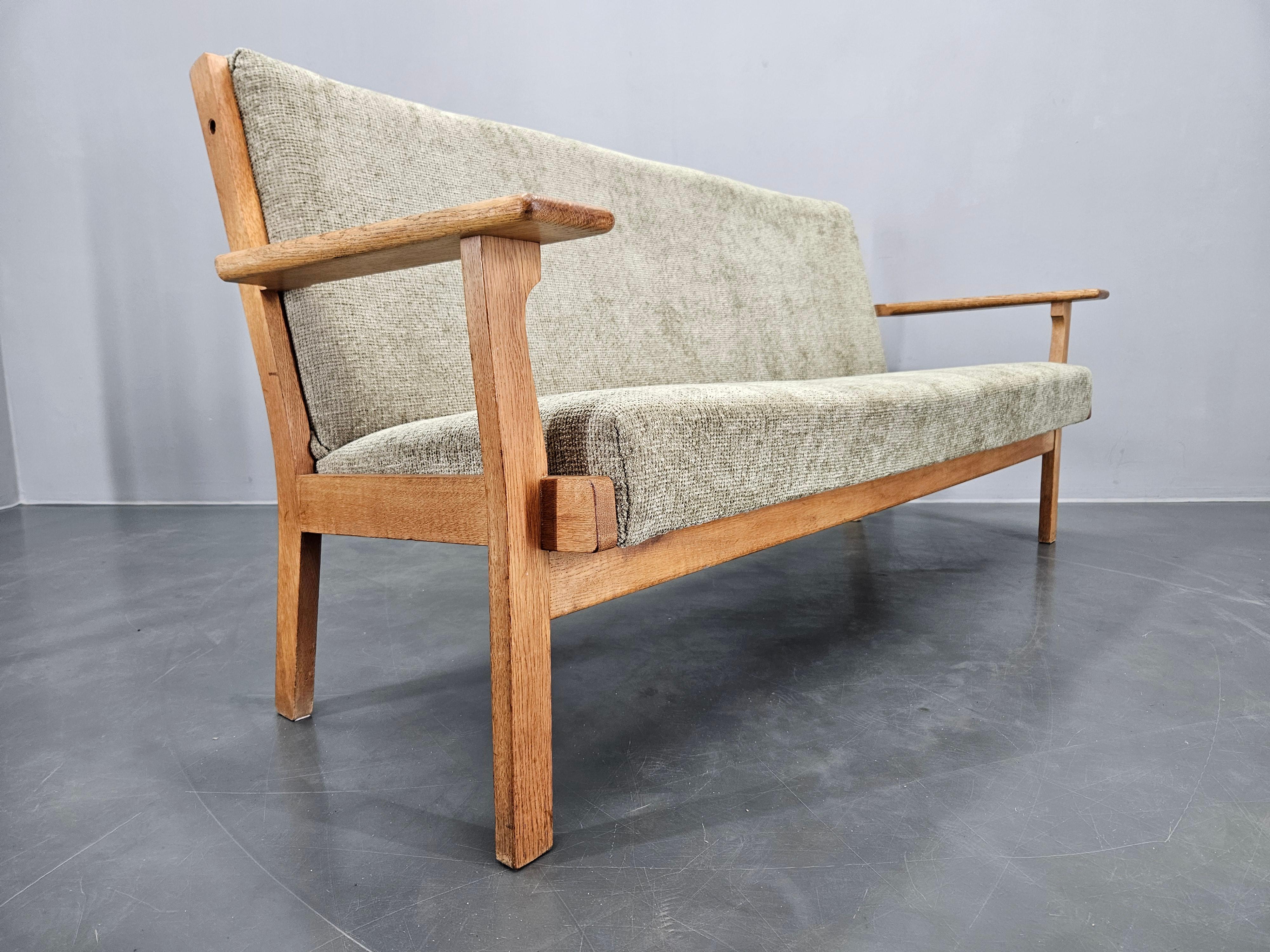 Divano raro del Medioevo GETAMA disegnato da Hans J. Wegner, Danimarca, anni '60 in vendita 7