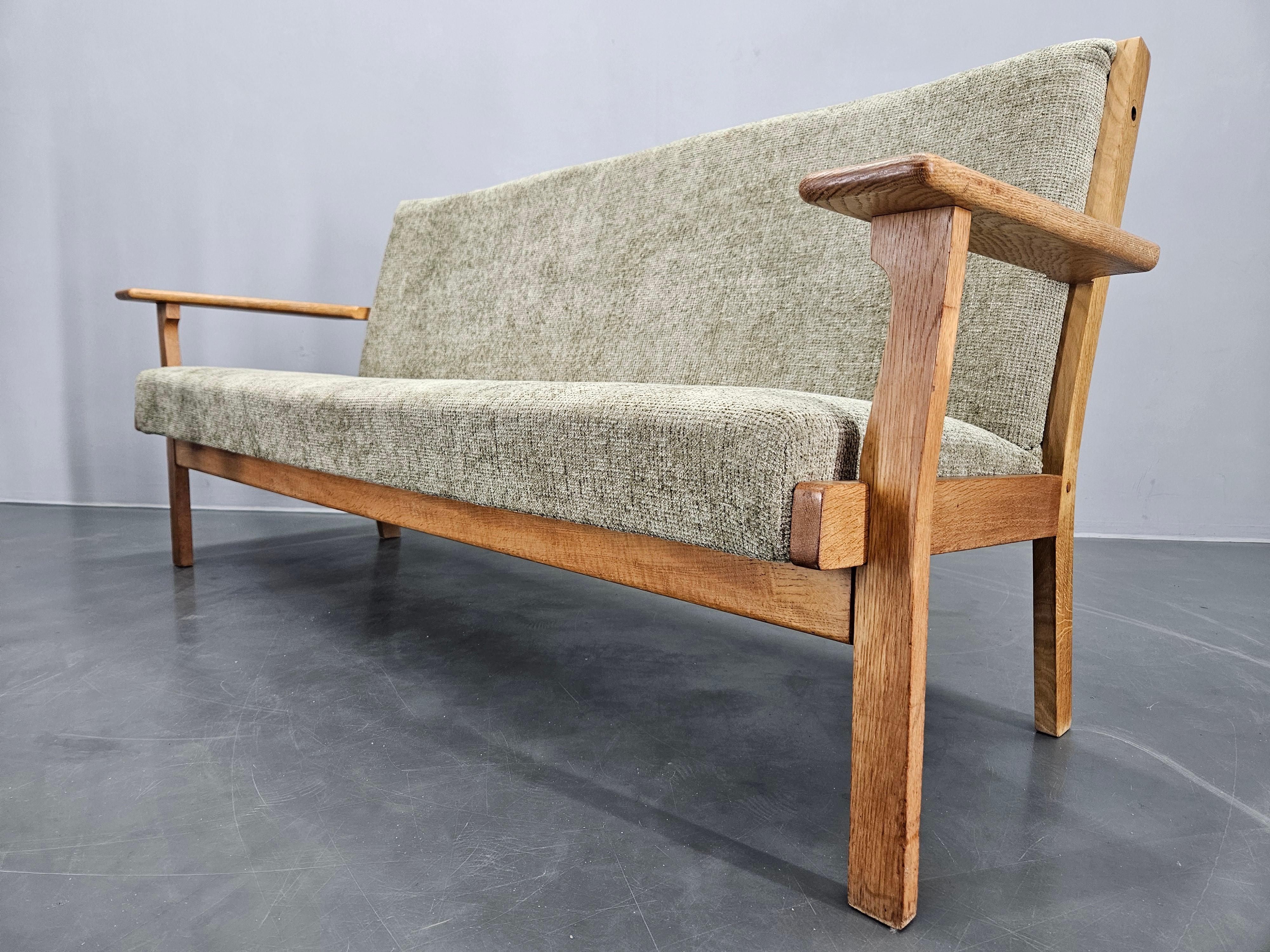 Divano raro del Medioevo GETAMA disegnato da Hans J. Wegner, Danimarca, anni '60 in vendita 8