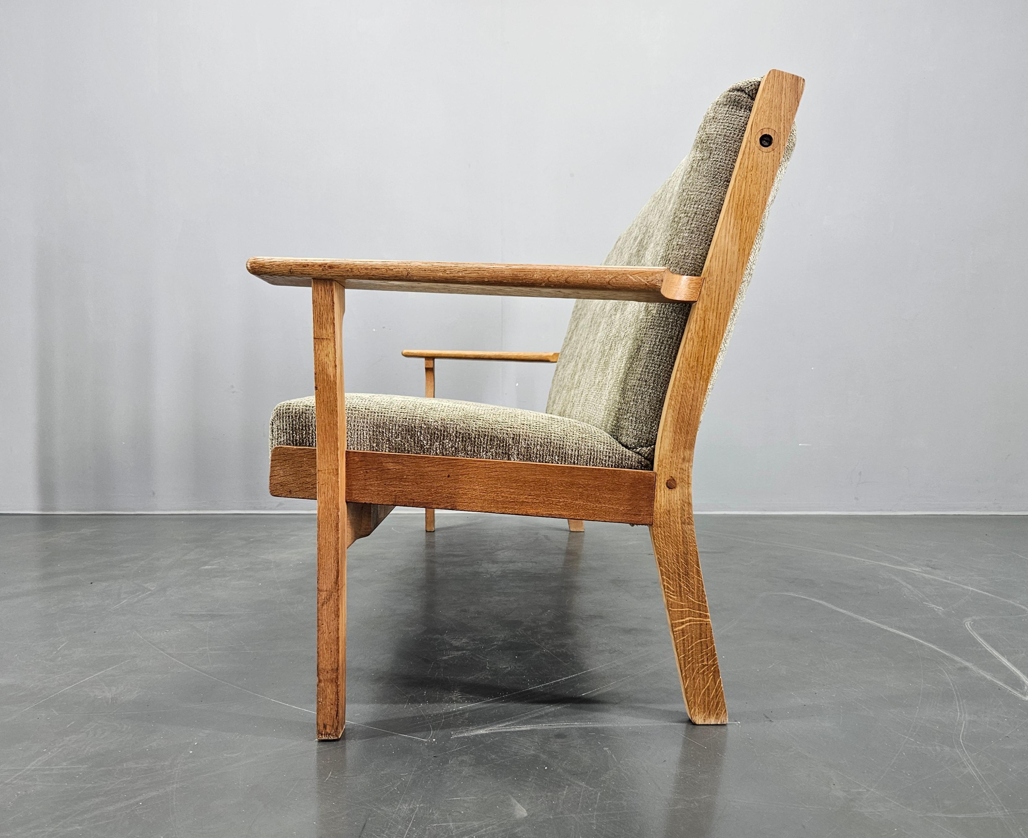 Divano raro del Medioevo GETAMA disegnato da Hans J. Wegner, Danimarca, anni '60 in vendita 9