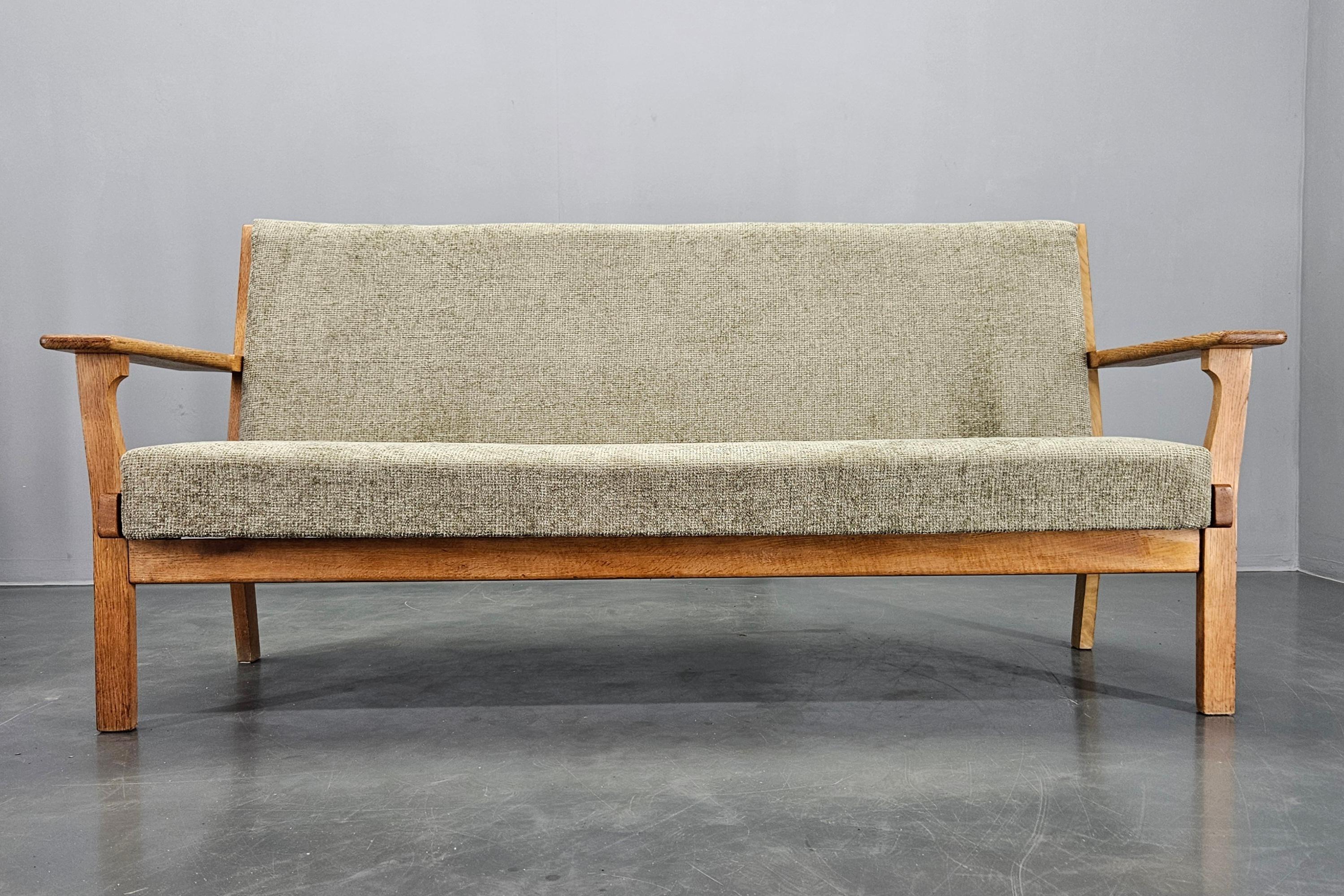 Mid-Century moderno Divano raro del Medioevo GETAMA disegnato da Hans J. Wegner, Danimarca, anni '60 in vendita