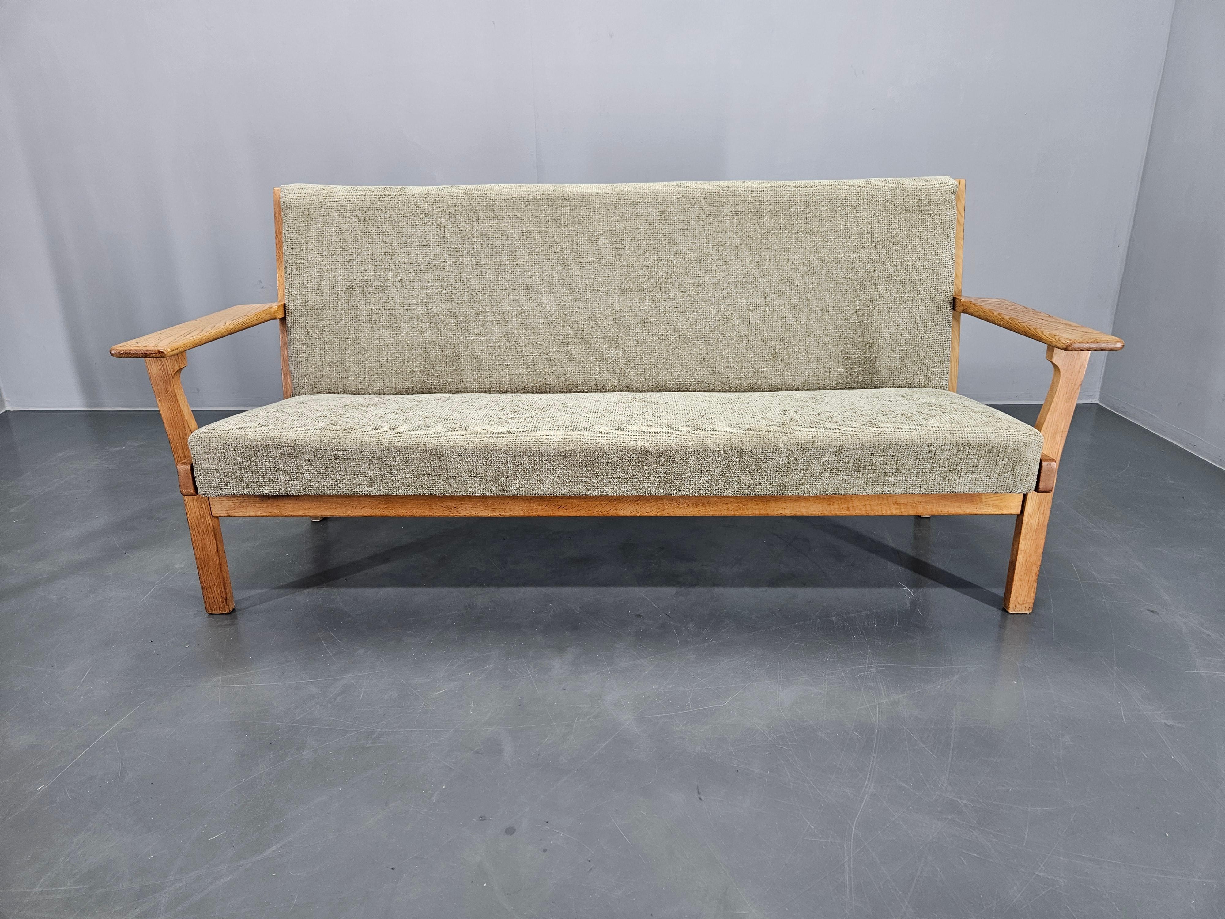 Danese Divano raro del Medioevo GETAMA disegnato da Hans J. Wegner, Danimarca, anni '60 in vendita