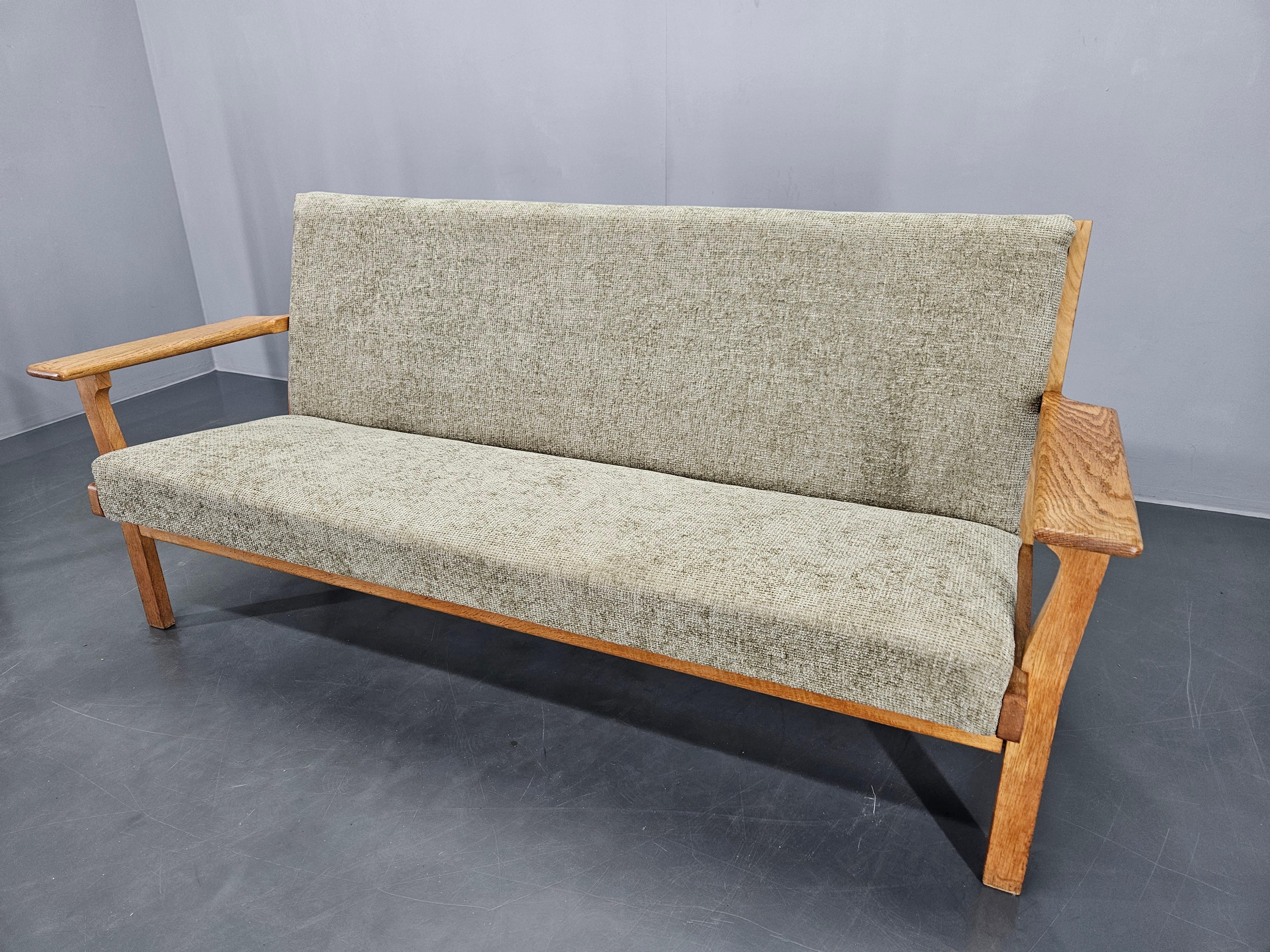 Divano raro del Medioevo GETAMA disegnato da Hans J. Wegner, Danimarca, anni '60 In condizioni buone in vendita a Praha, CZ