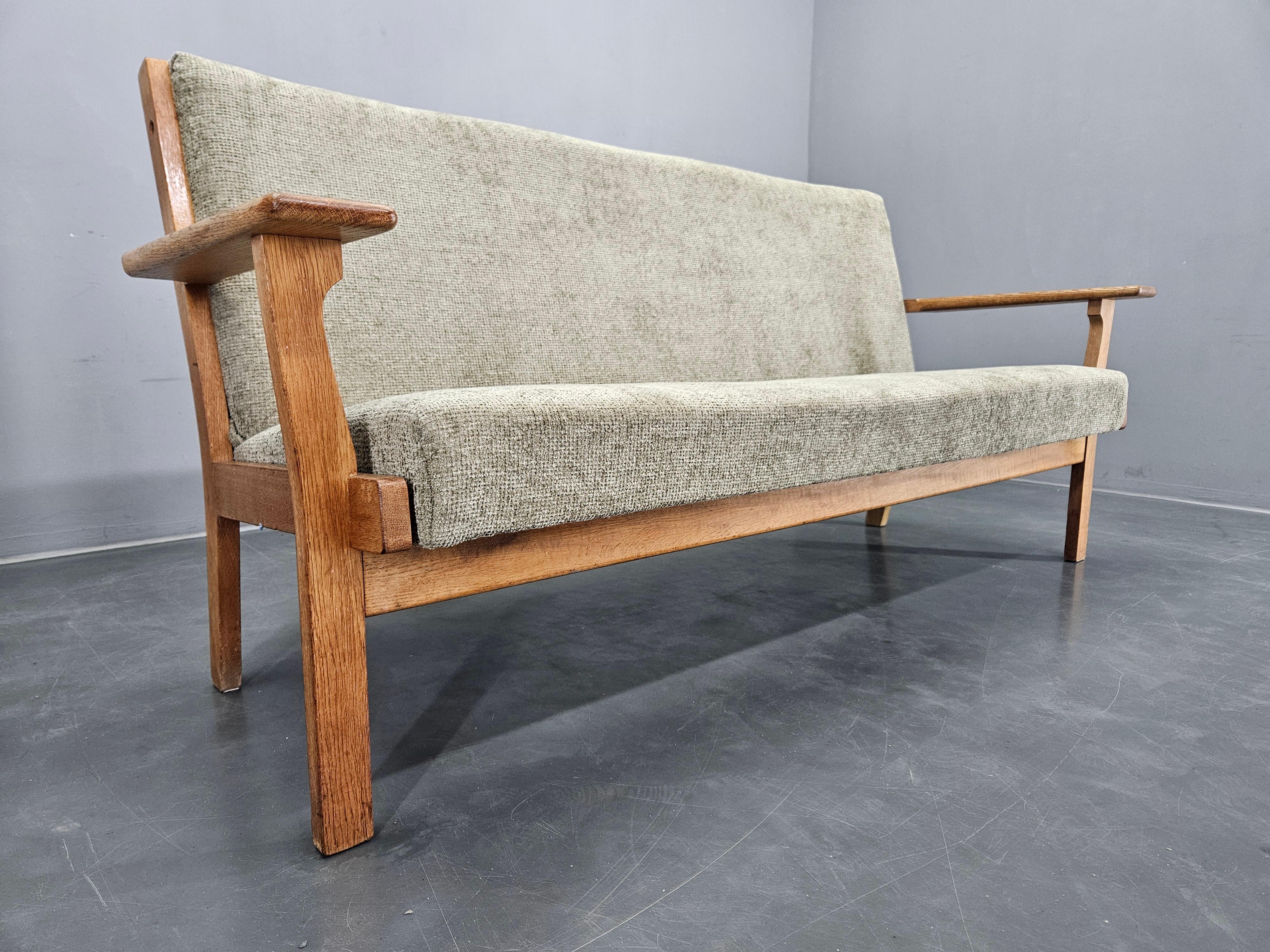 Tessuto Divano raro del Medioevo GETAMA disegnato da Hans J. Wegner, Danimarca, anni '60 in vendita