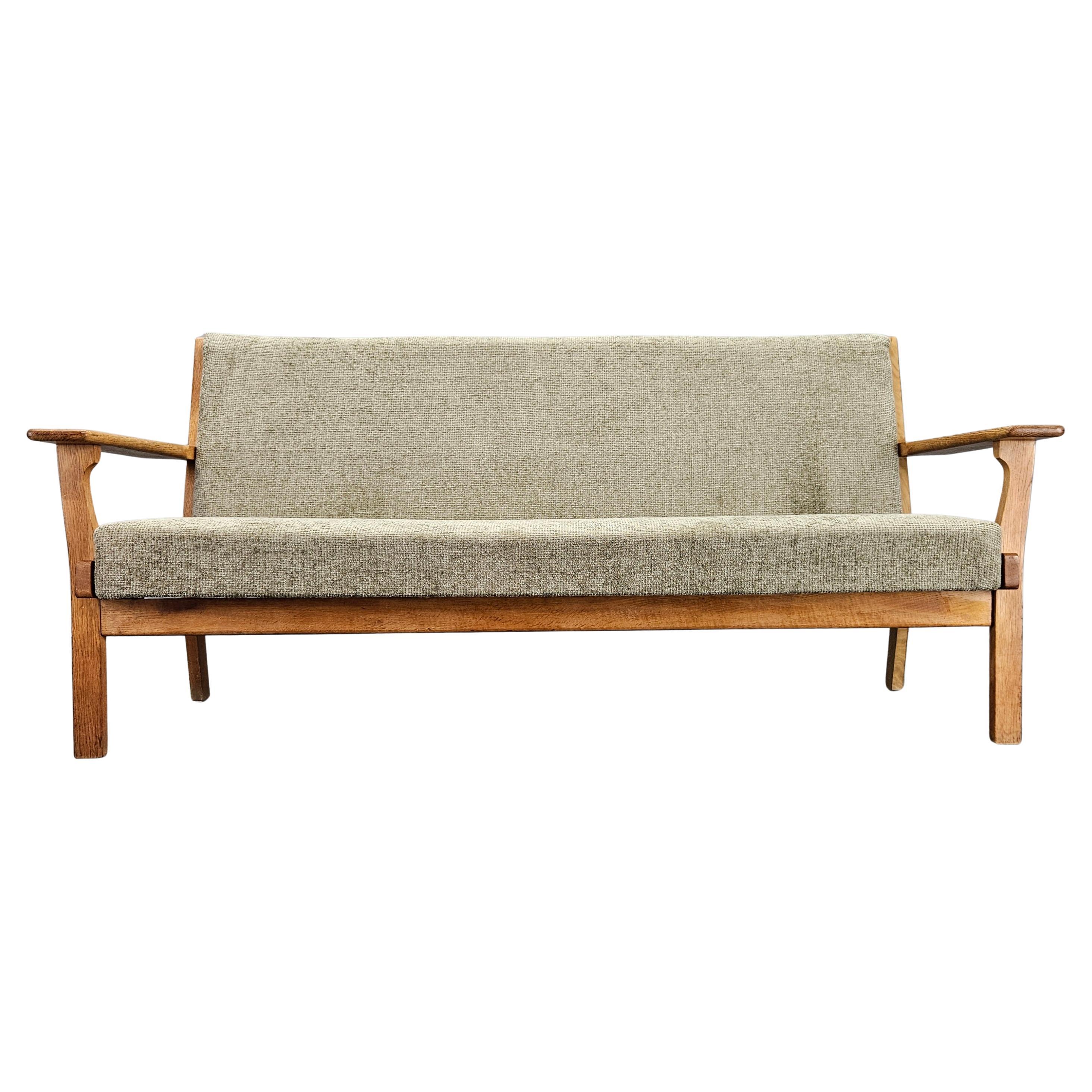 Divano raro del Medioevo GETAMA disegnato da Hans J. Wegner, Danimarca, anni '60 in vendita