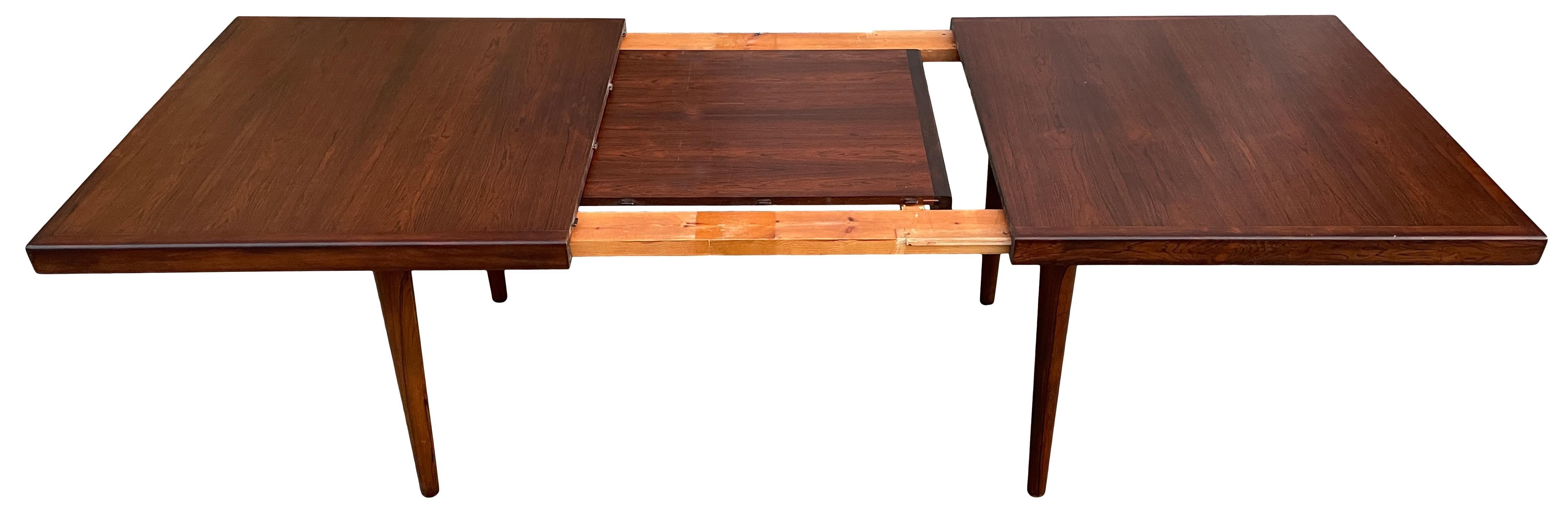 Milieu du XXe siècle Midcentury Rare Table de salle à manger extensible en palissandre massif minimaliste avec 1 abattant en vente