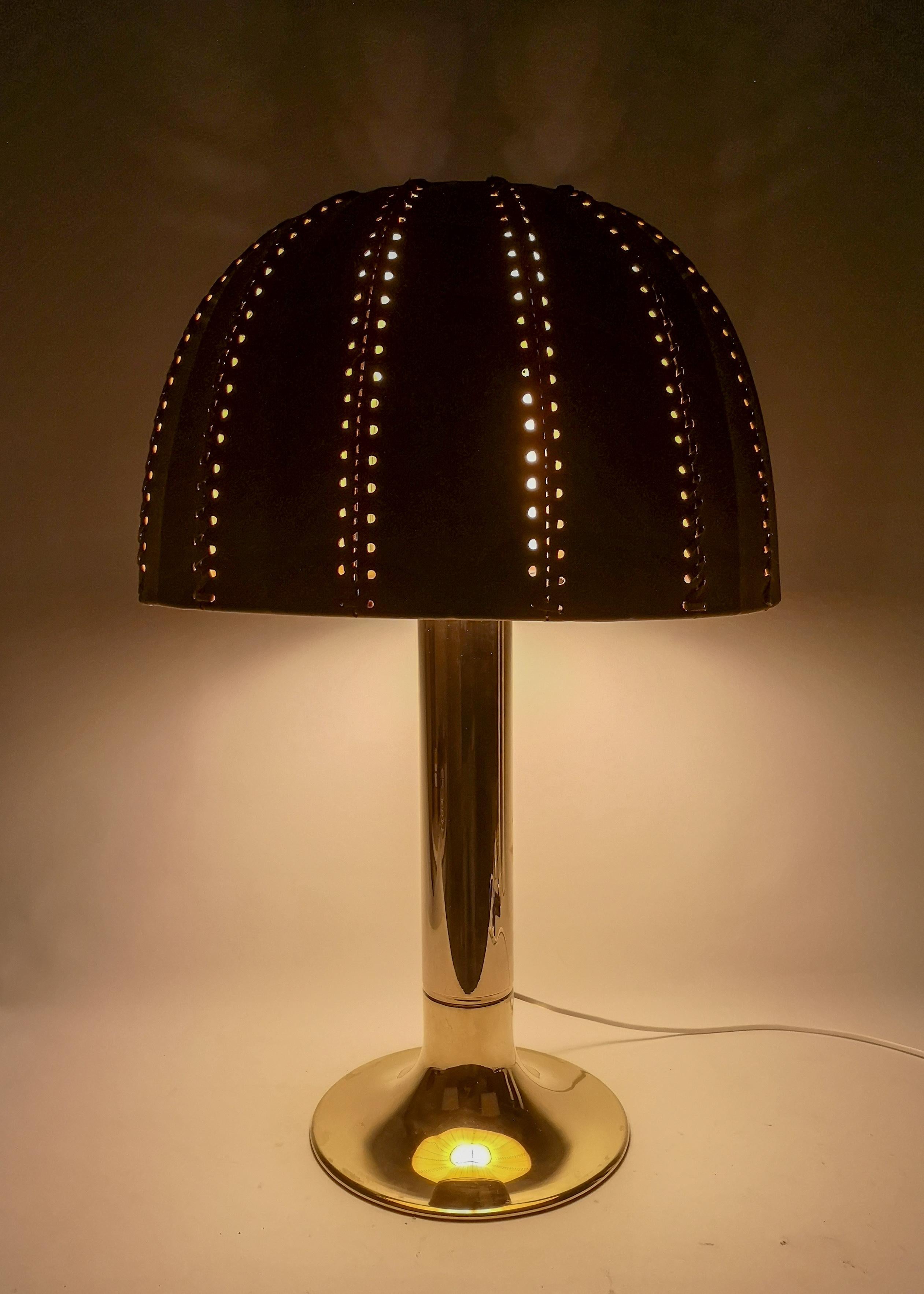 A stunning table light with brass base and a beautiful handstitched leather shade designed by Hans-Agne Jakobsson in 1963. At some point this extremely limited version of the Carolin table light was made, it was normally made with at textile