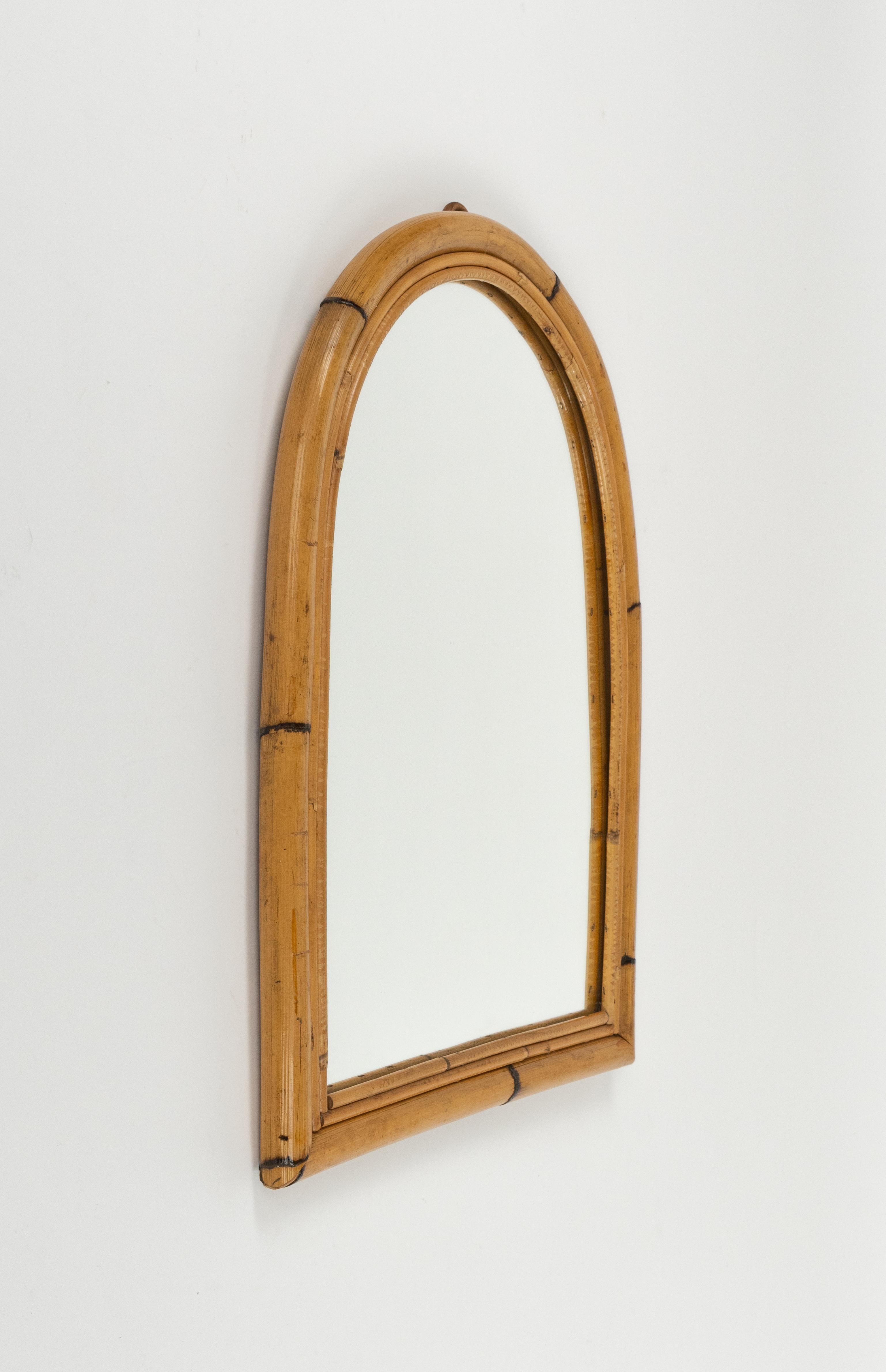 Espejo de pared arqueado de ratán y bambú de mediados de siglo, Italia Años 60 Moderno de mediados de siglo en venta