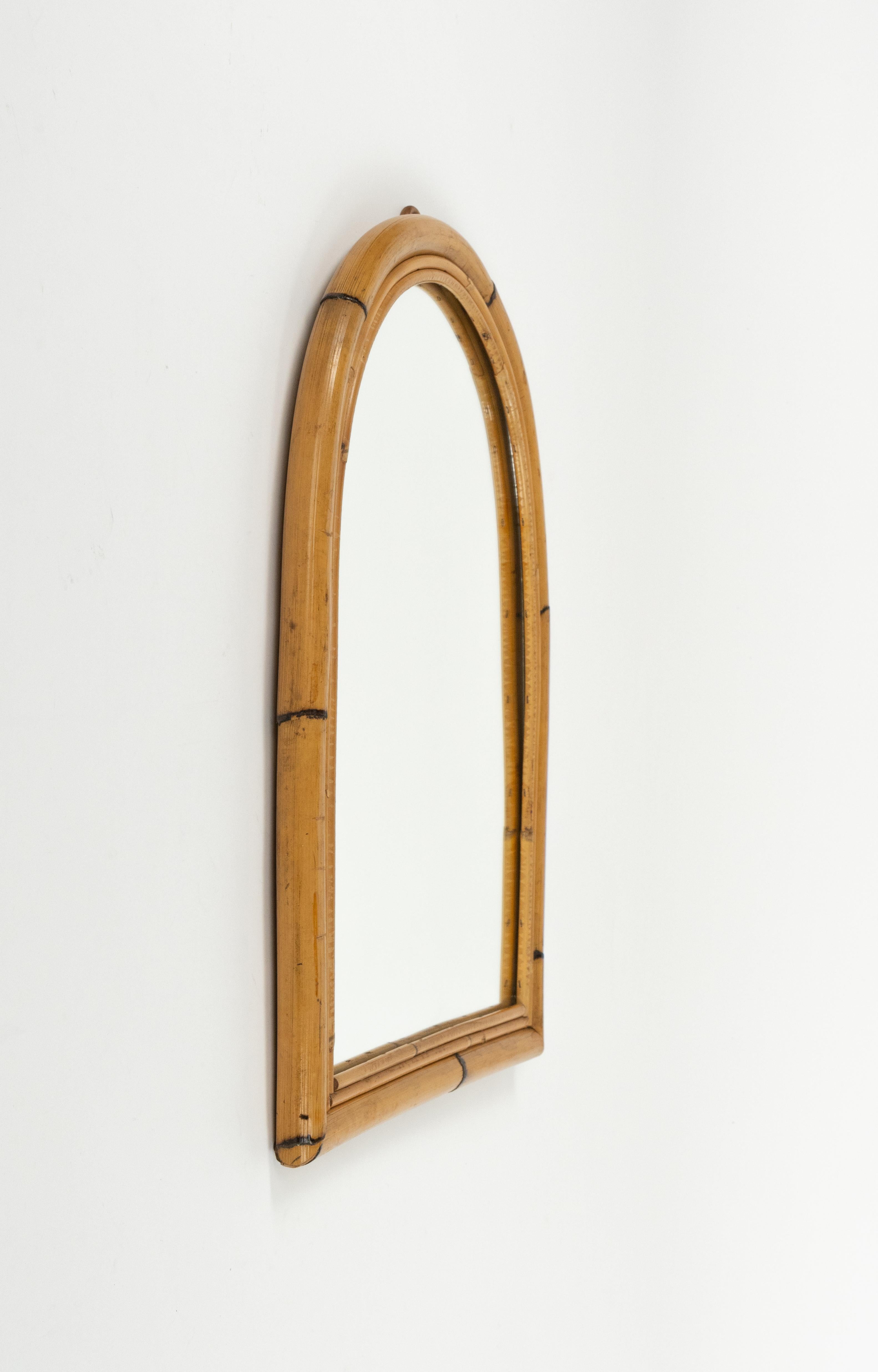 Espejo de pared arqueado de ratán y bambú de mediados de siglo, Italia Años 60 mediados del siglo XX en venta