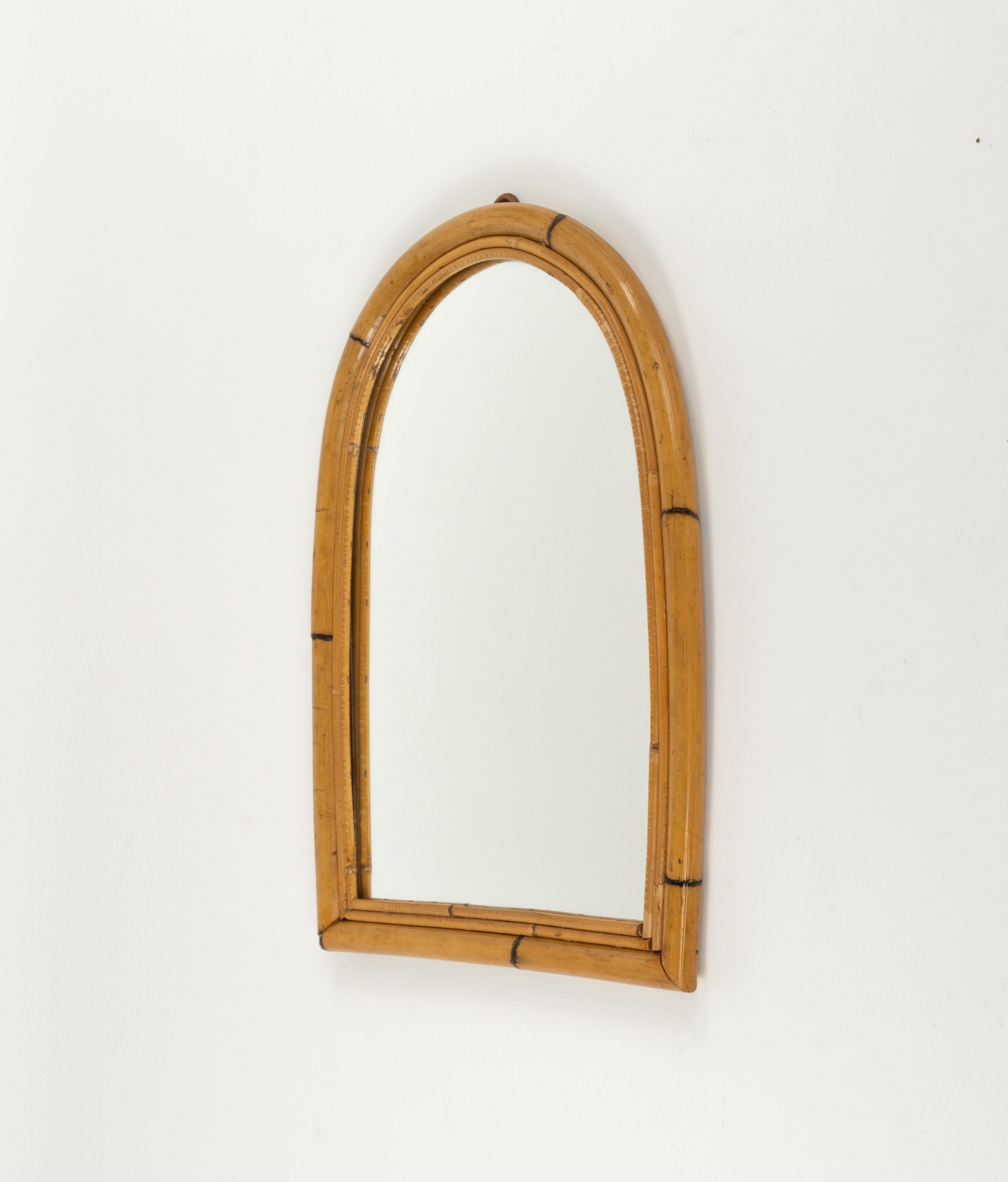 Espejo de pared arqueado de ratán y bambú de mediados de siglo, Italia Años 60 en venta 1