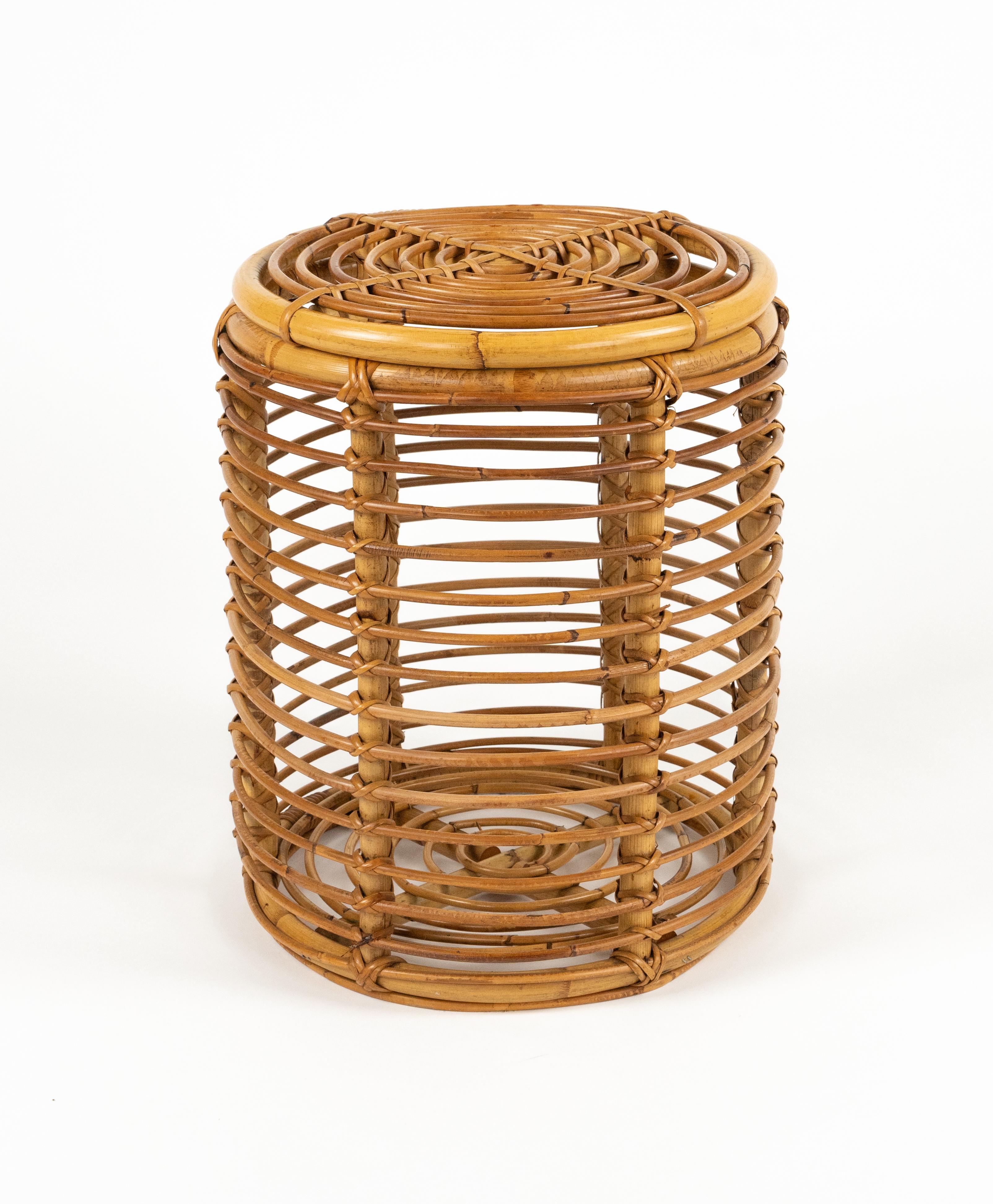 Magnifique panier rond du milieu du siècle en rotin et bambou dans le style de Franco Albini.

Fabriqué en Italie dans les années 1960.