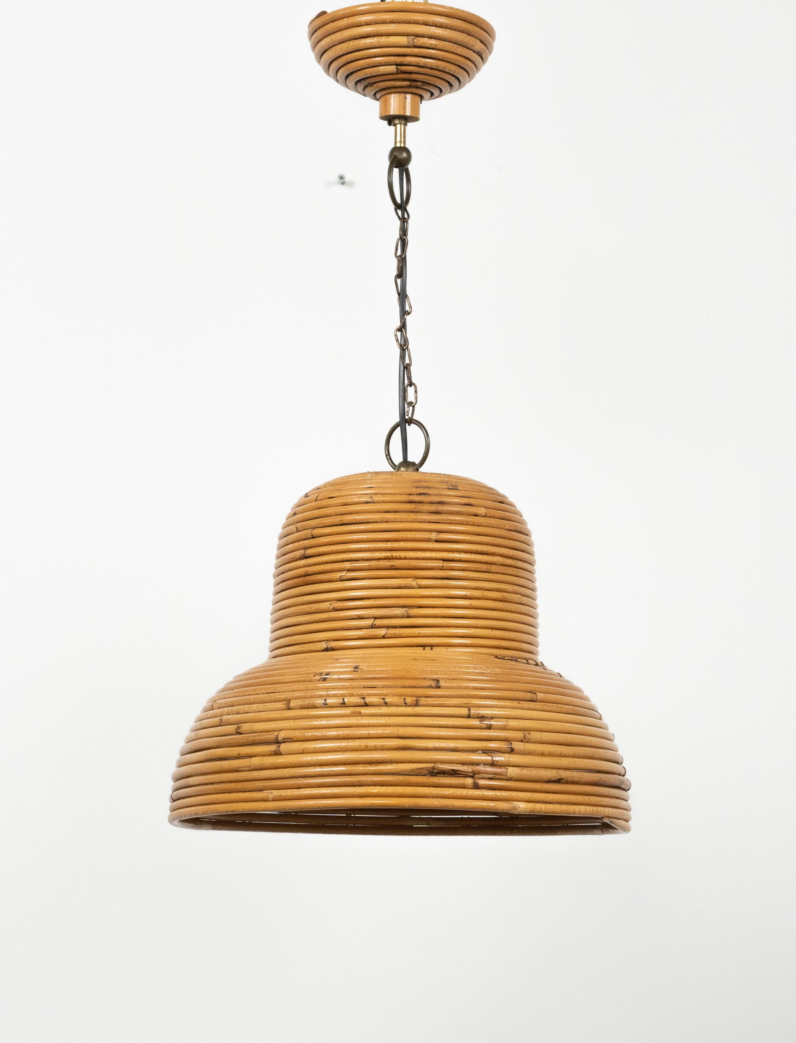 Lampadario a sospensione di metà secolo in  rattan e bambù attribuito a Vivai del Sud.

Prodotto in Italia negli anni '1960.

Vivai del Sud, Gabriella Crespi e Arpex erano i tre principali studi di design dell'Italia degli anni '70 specializzati in