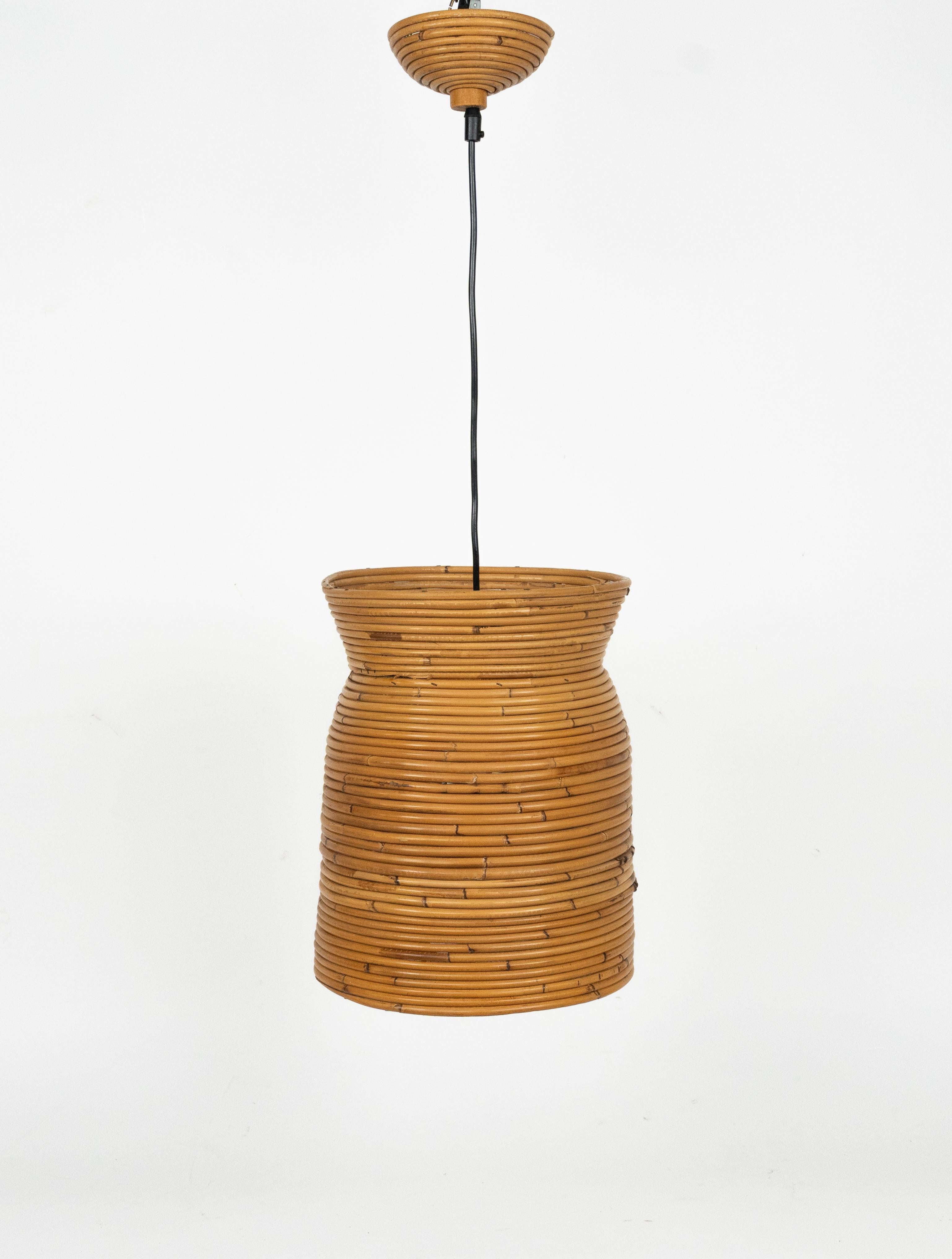Midcentury pendant chandelier or suspension light in rattan and bamboo attributed to Vivai del Sud.  

Prodotto in Italia negli anni '1960.  

Vivai del Sud, Gabriella Crespi e Arpex erano i tre principali studi di design dell'Italia degli anni '70