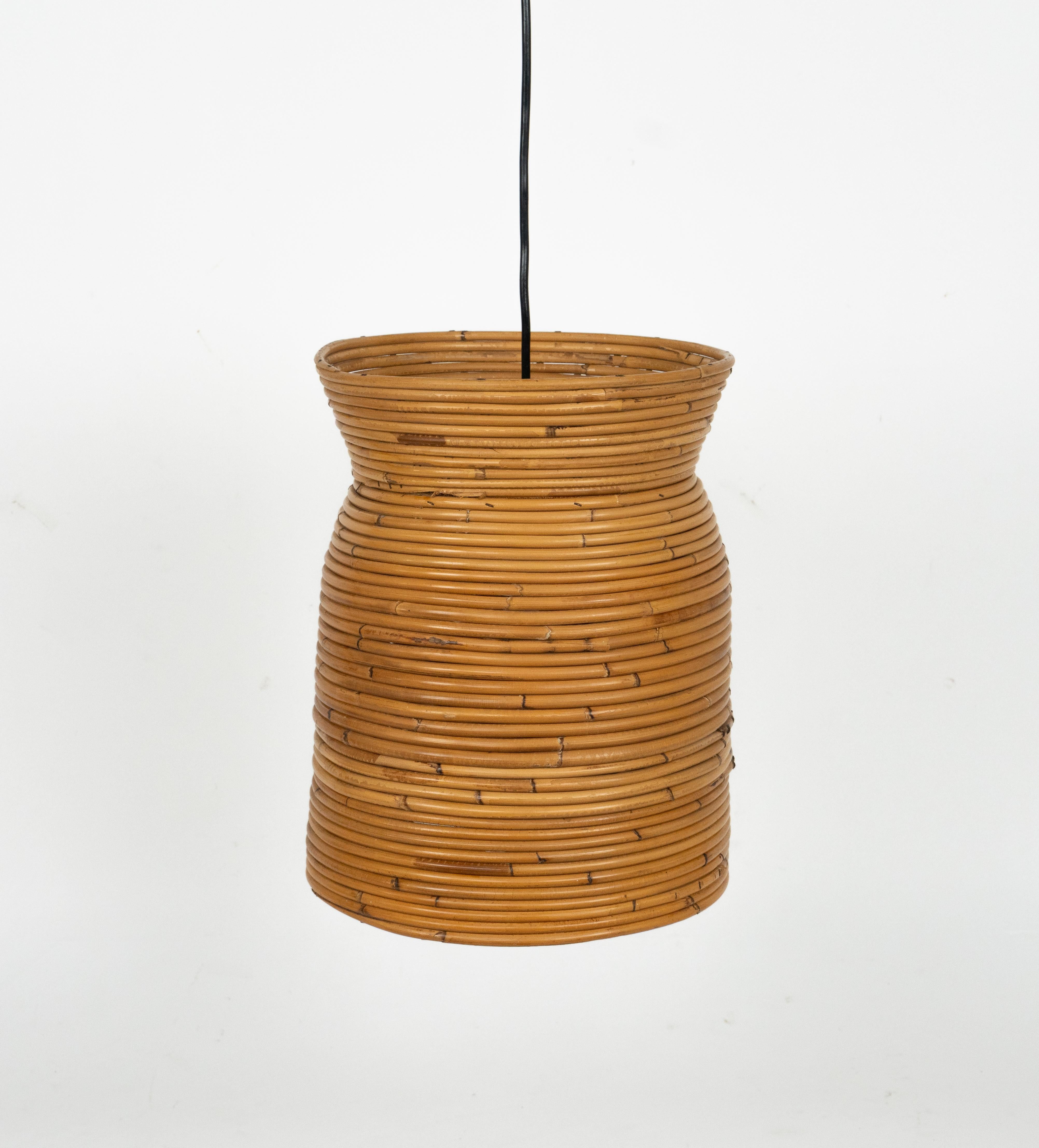 Mid-Century moderno Lampadario di metà secolo in rattan e bambù attribuito a Vivai del Sud, Italia anni '60 in vendita