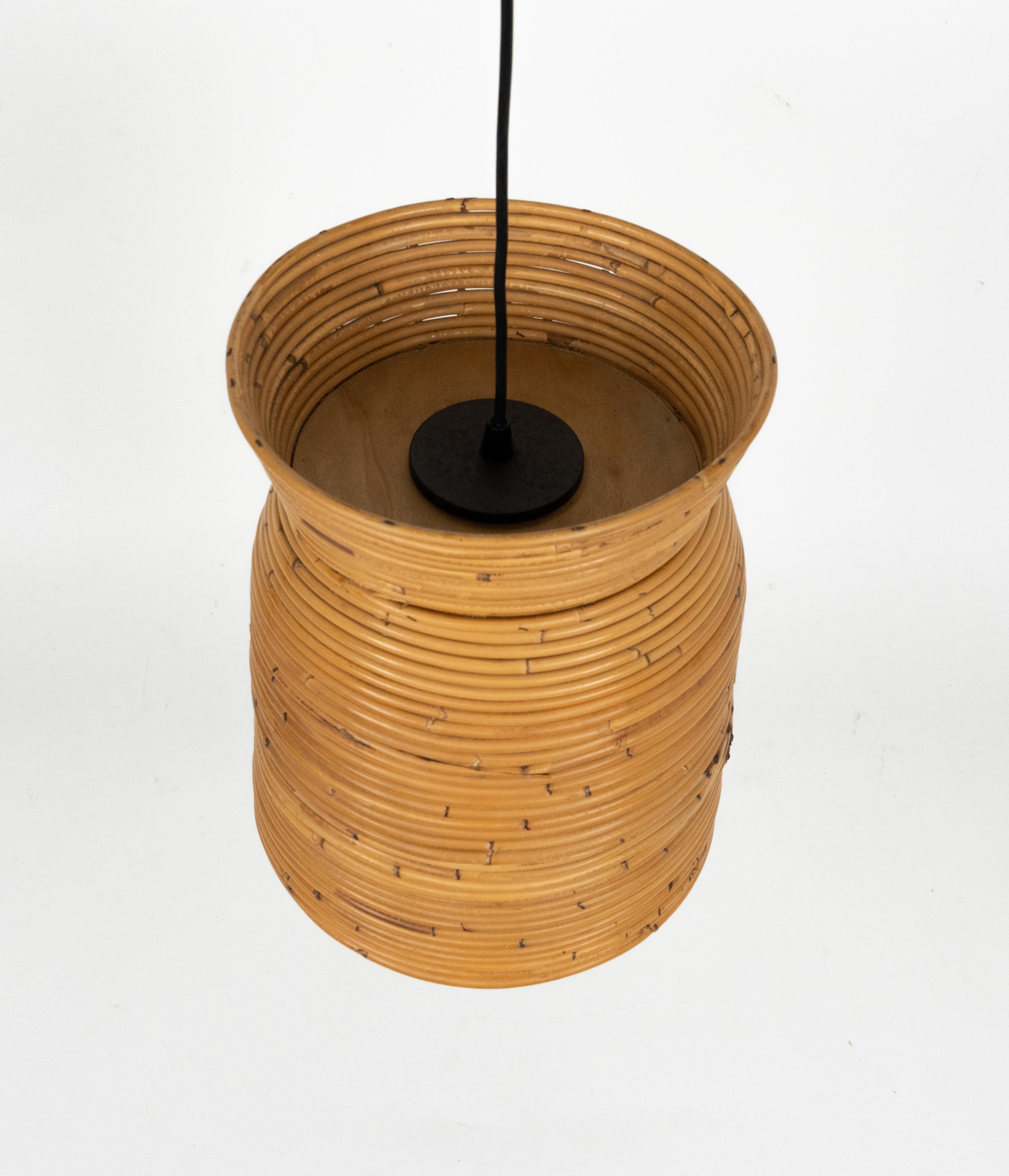 Italiano Lampadario di metà secolo in rattan e bambù attribuito a Vivai del Sud, Italia anni '60 in vendita