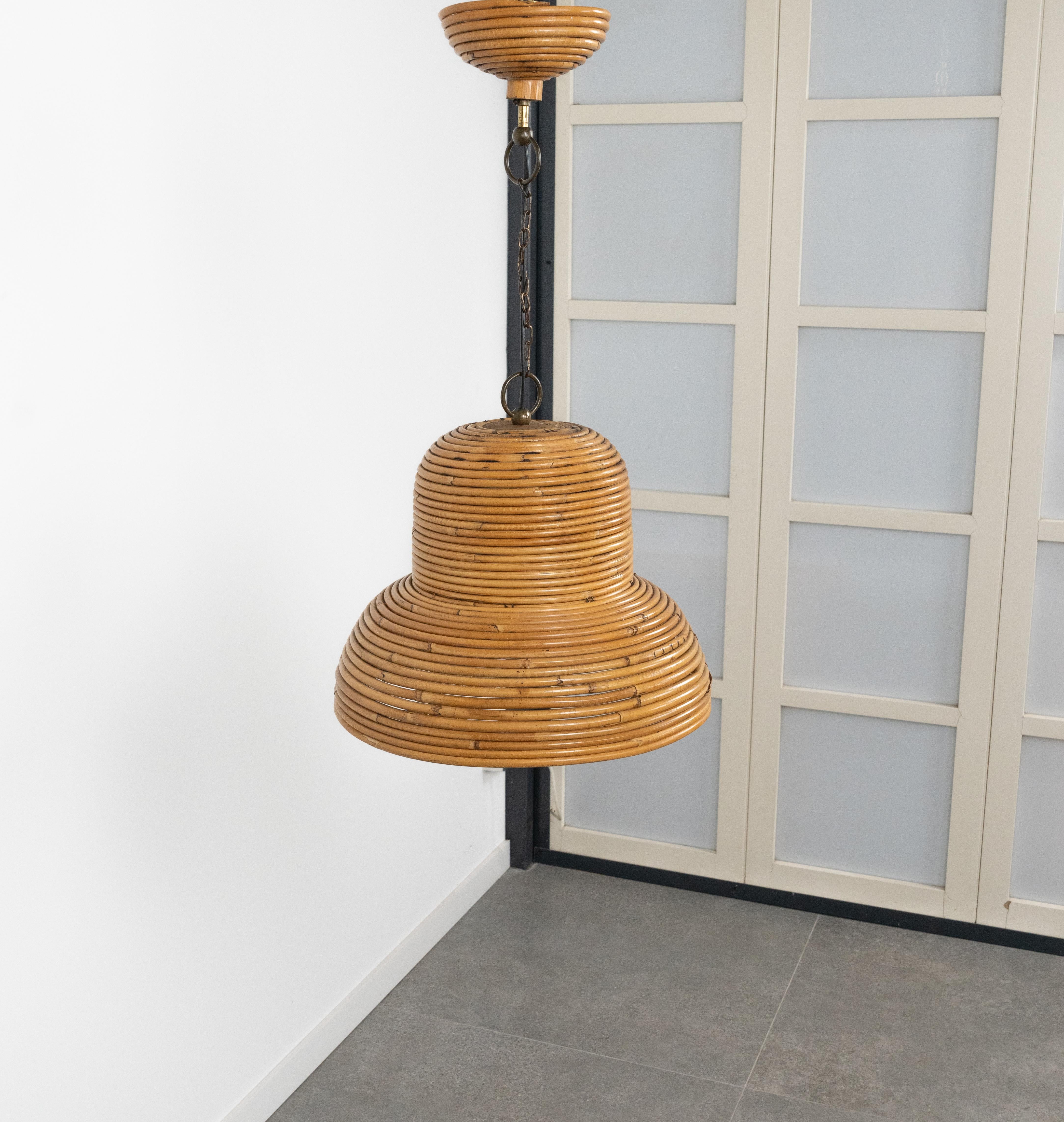 Fatto a mano Lampadario di metà secolo in rattan e bambù attribuito a Vivai del Sud, Italia anni '60 in vendita