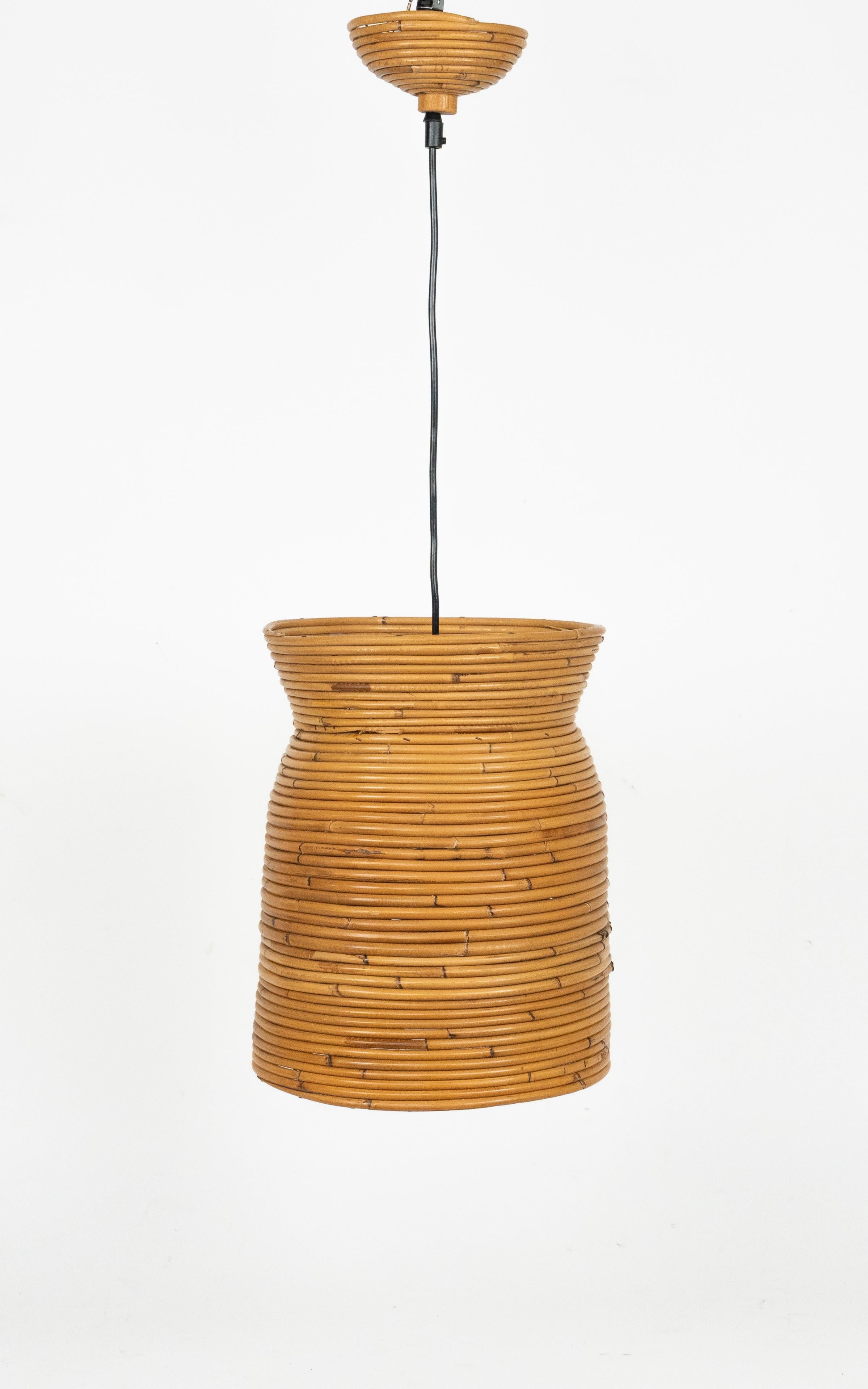 Fatto a mano Lampadario di metà secolo in rattan e bambù attribuito a Vivai del Sud, Italia anni '60 in vendita