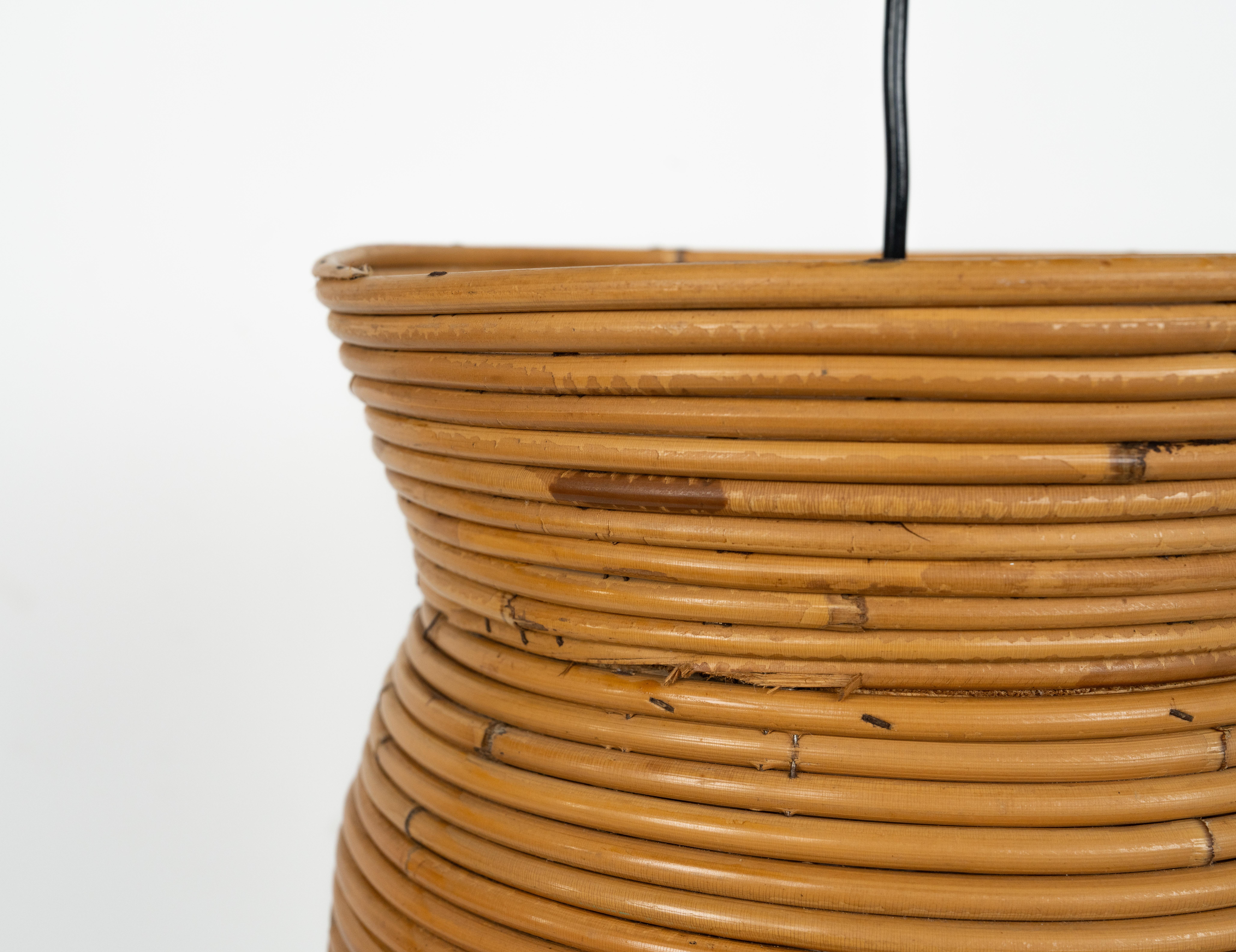 Lampadario di metà secolo in rattan e bambù attribuito a Vivai del Sud, Italia anni '60 In condizioni buone in vendita a Rome, IT