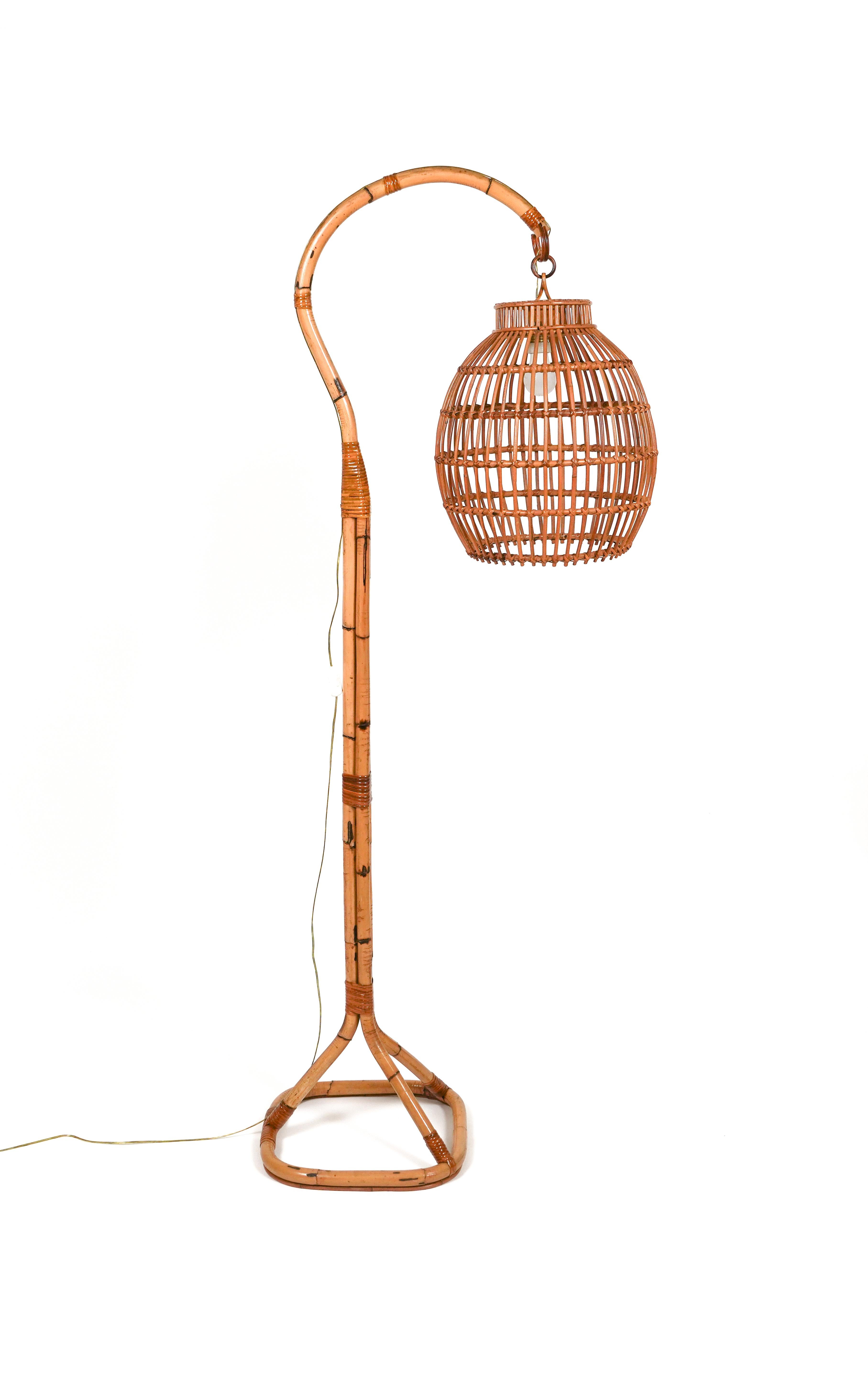 Etonnant lampadaire du milieu du siècle en bambou et rotin dans le style de Louis Sognot.

Fabriqué en Italie dans les années 1960.

Il utilise 1 ampoule. 

Louis Sognot était un designer français connu pour ses meubles élégants fabriqués à partir
