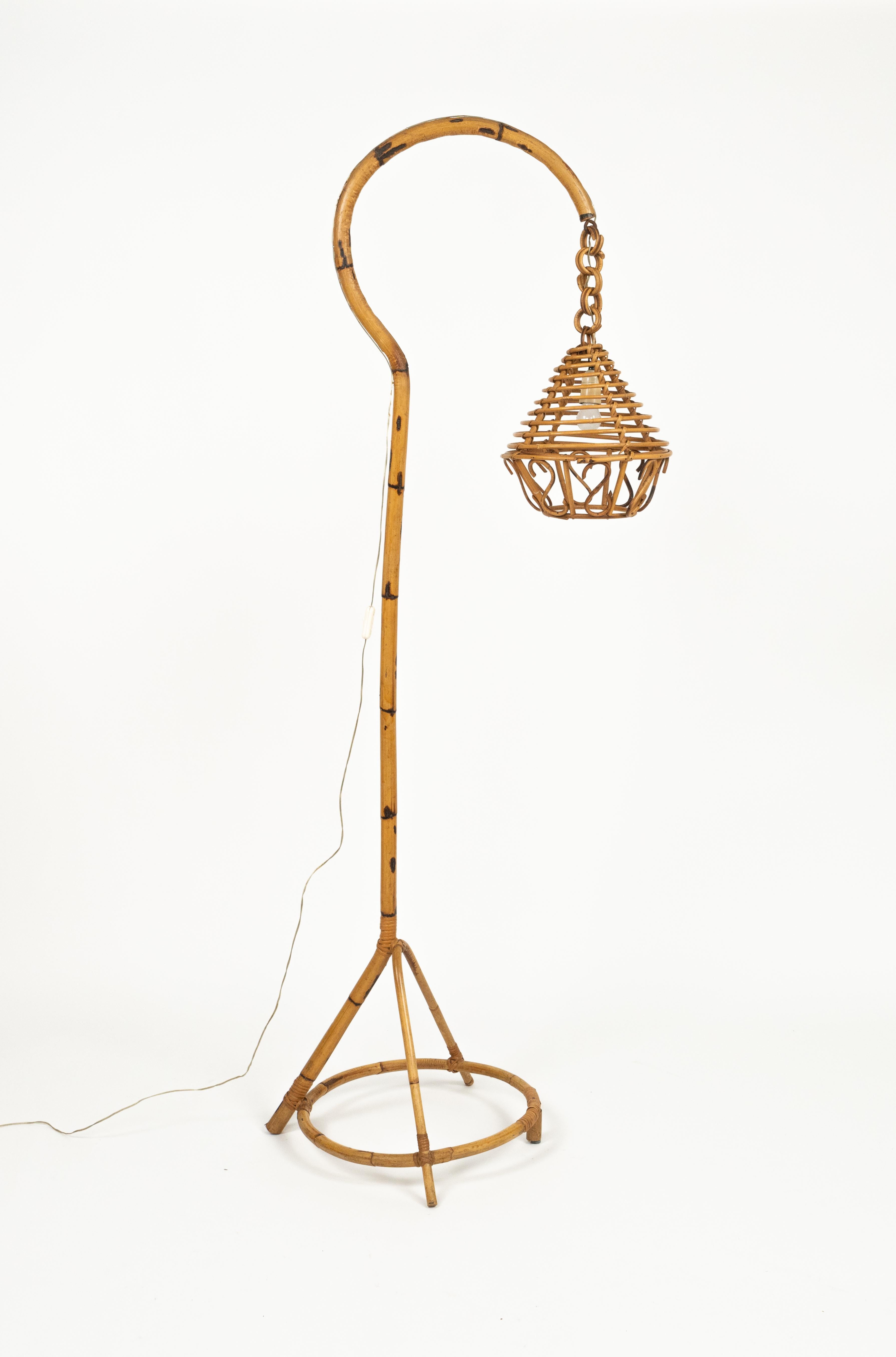 Lampada da terra di metà secolo in bambù e rattan nello stile di Louis Sognot.  

Prodotto in Italia negli anni '1960.  

Una lampada bellissima e perfettamente funzionante ma, soprattutto, di grande impatto visivo in ogni stanza. Spina europea