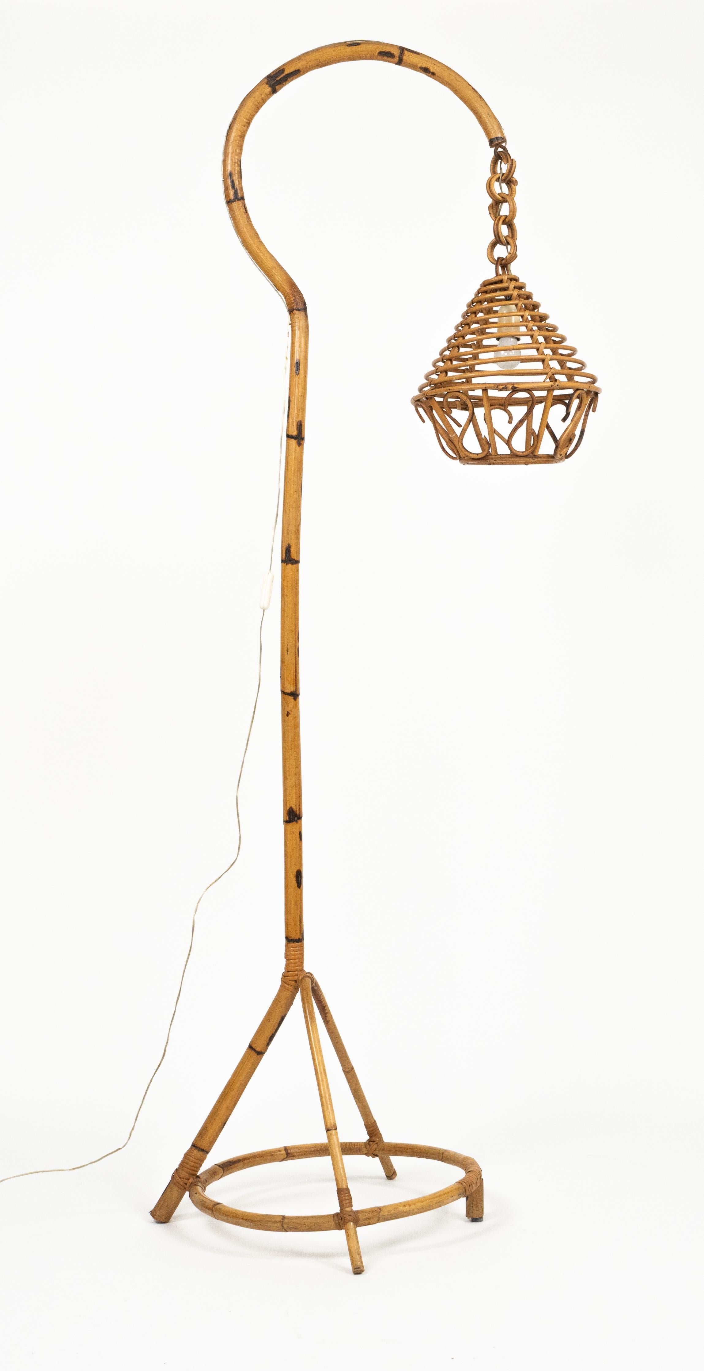 Mid-Century moderno Lampada da terra in rattan e bambù del Medioevo in stile Louis Sognot, Italia 1960 in vendita