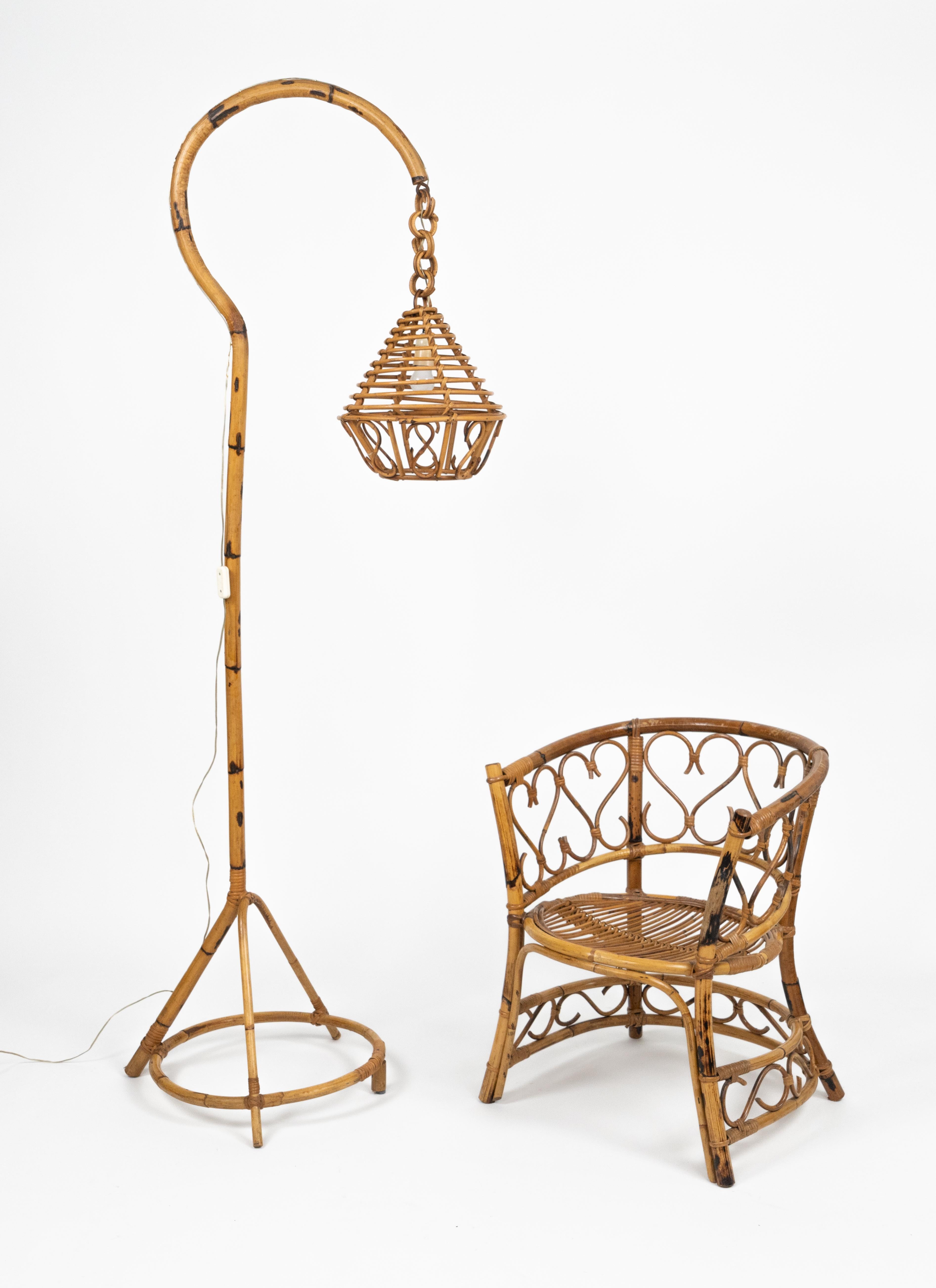 Italiano Lampada da terra in rattan e bambù del Medioevo in stile Louis Sognot, Italia 1960 in vendita