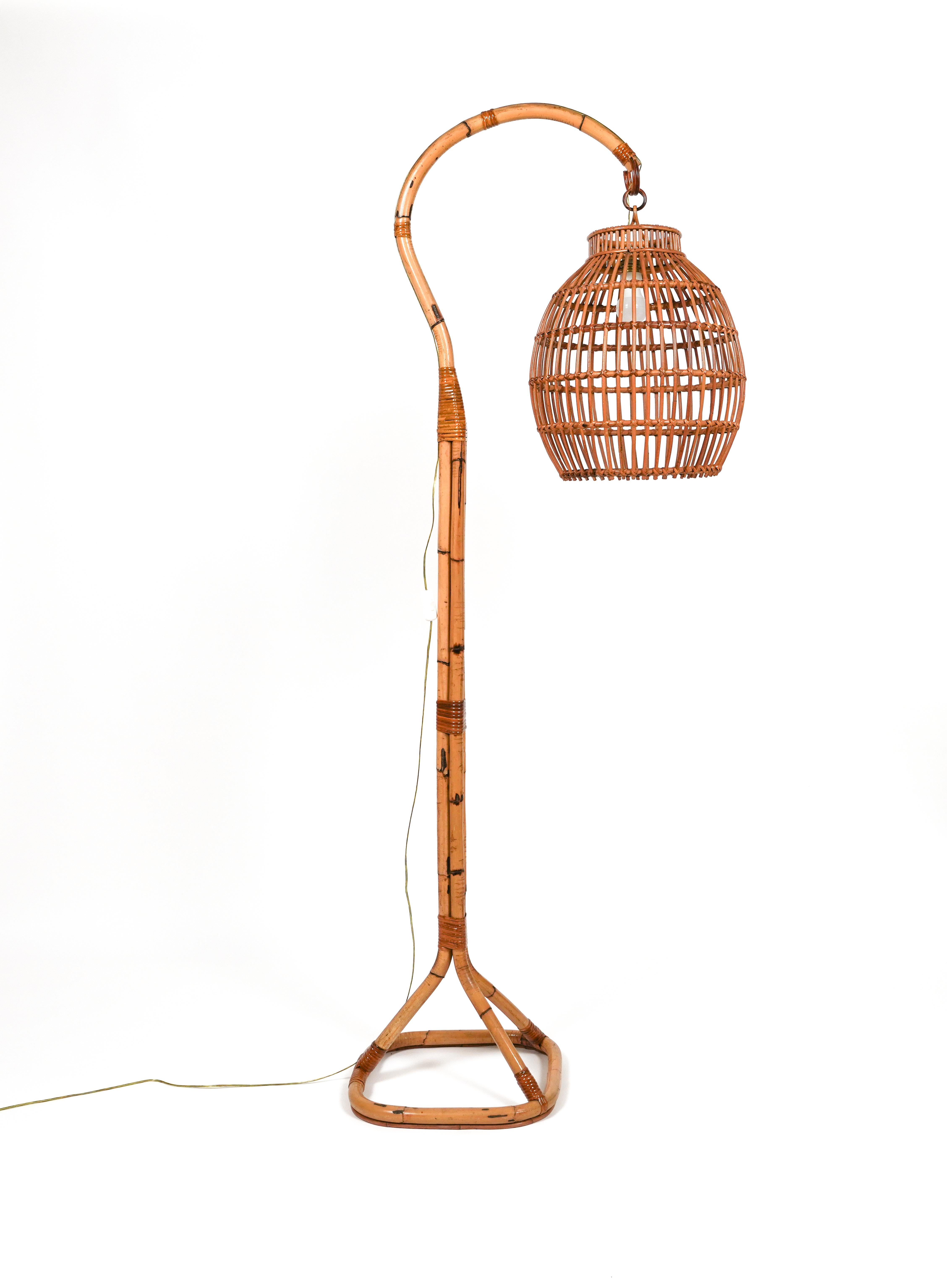 Midcentury Rattan and Bamboo Floor Lamp Louis Sognot Style, Italy 1960s In Good Condition For Sale In Rome, IT