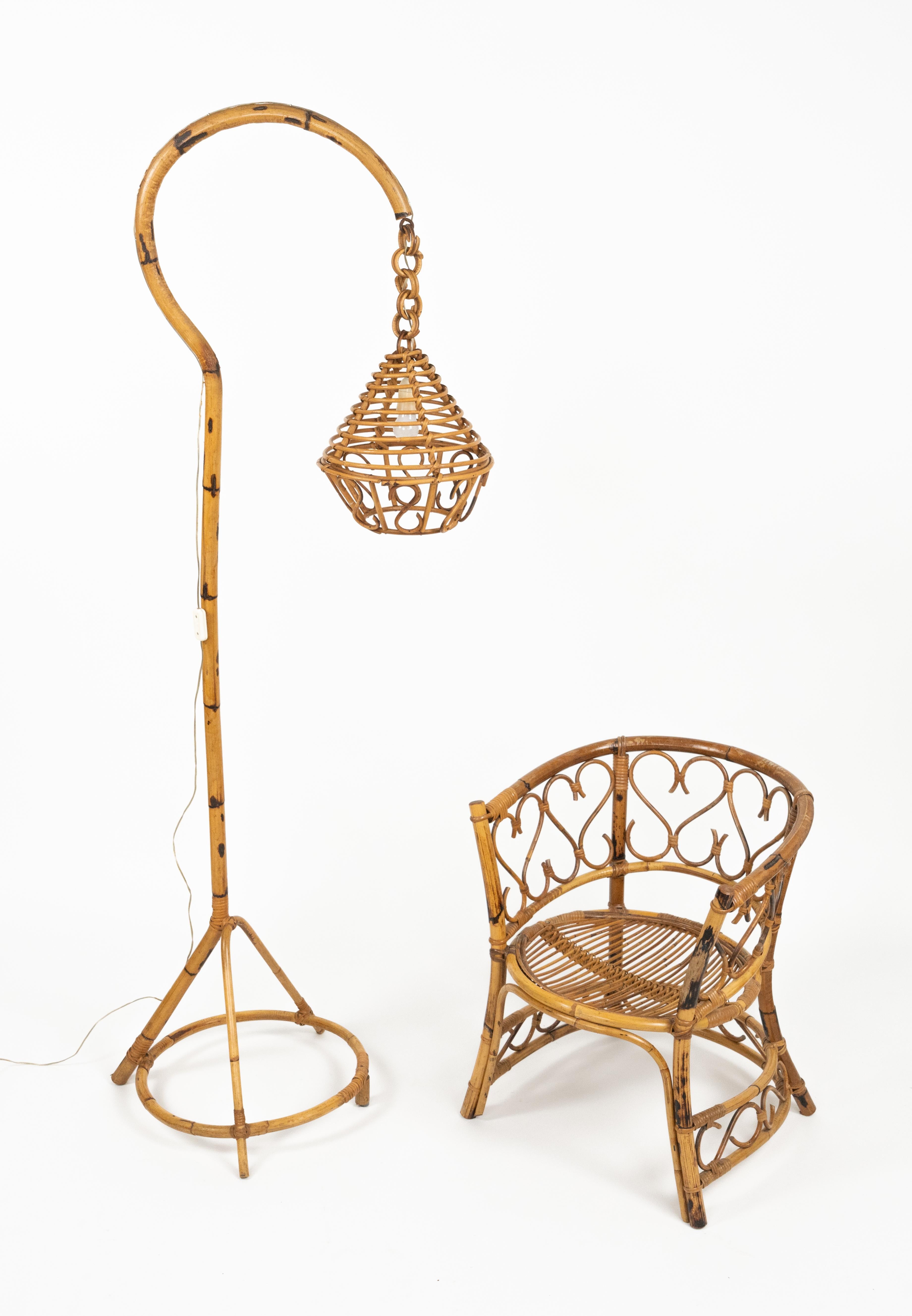 Lampada da terra in rattan e bambù del Medioevo in stile Louis Sognot, Italia 1960 In condizioni buone in vendita a Rome, IT