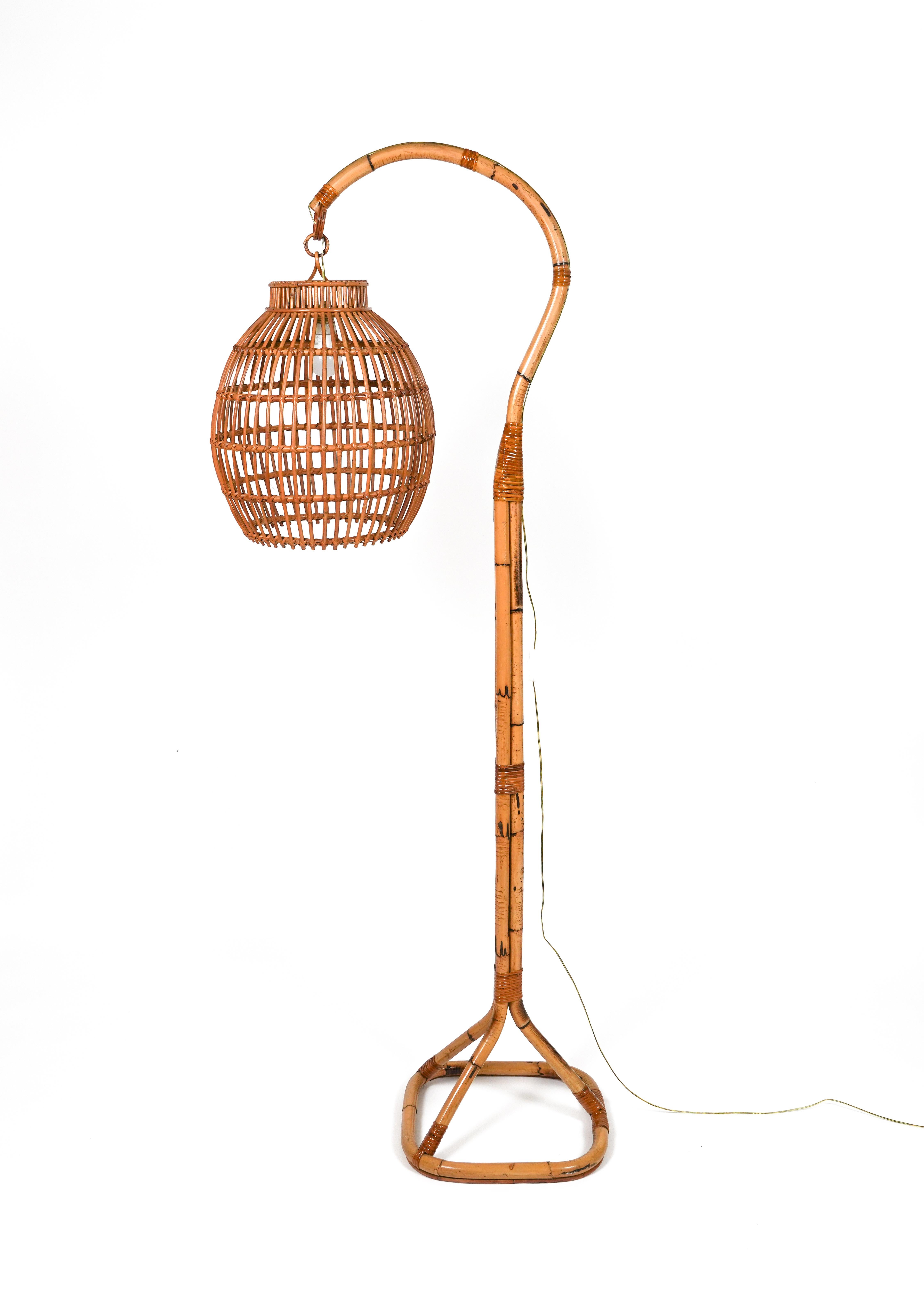 Lampadaire en rotin et bambou du milieu du siècle dernier, style Louis Sognot, Italie, années 1960 en vente 1