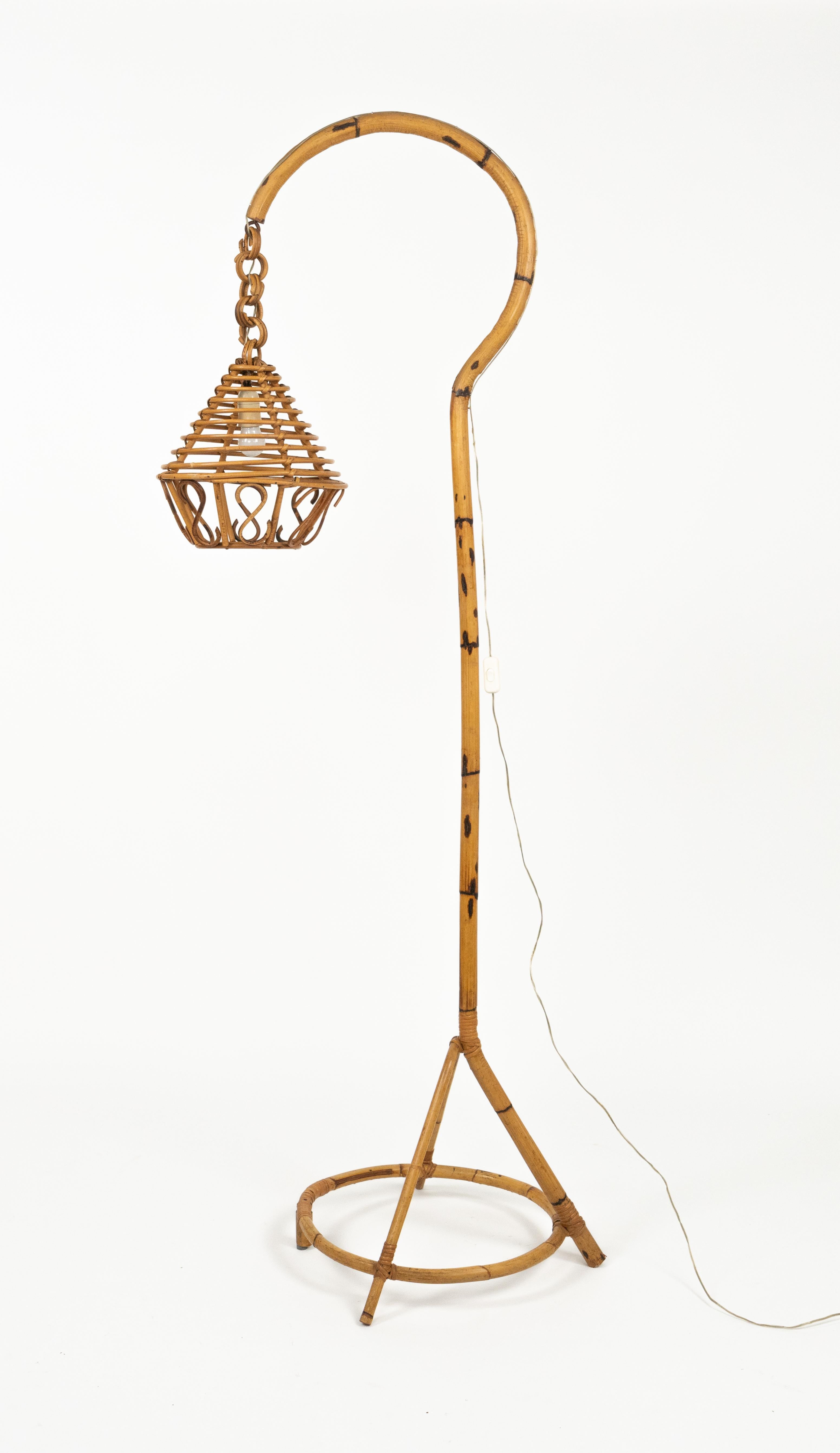 Lampada da terra in rattan e bambù del Medioevo in stile Louis Sognot, Italia 1960 in vendita 1