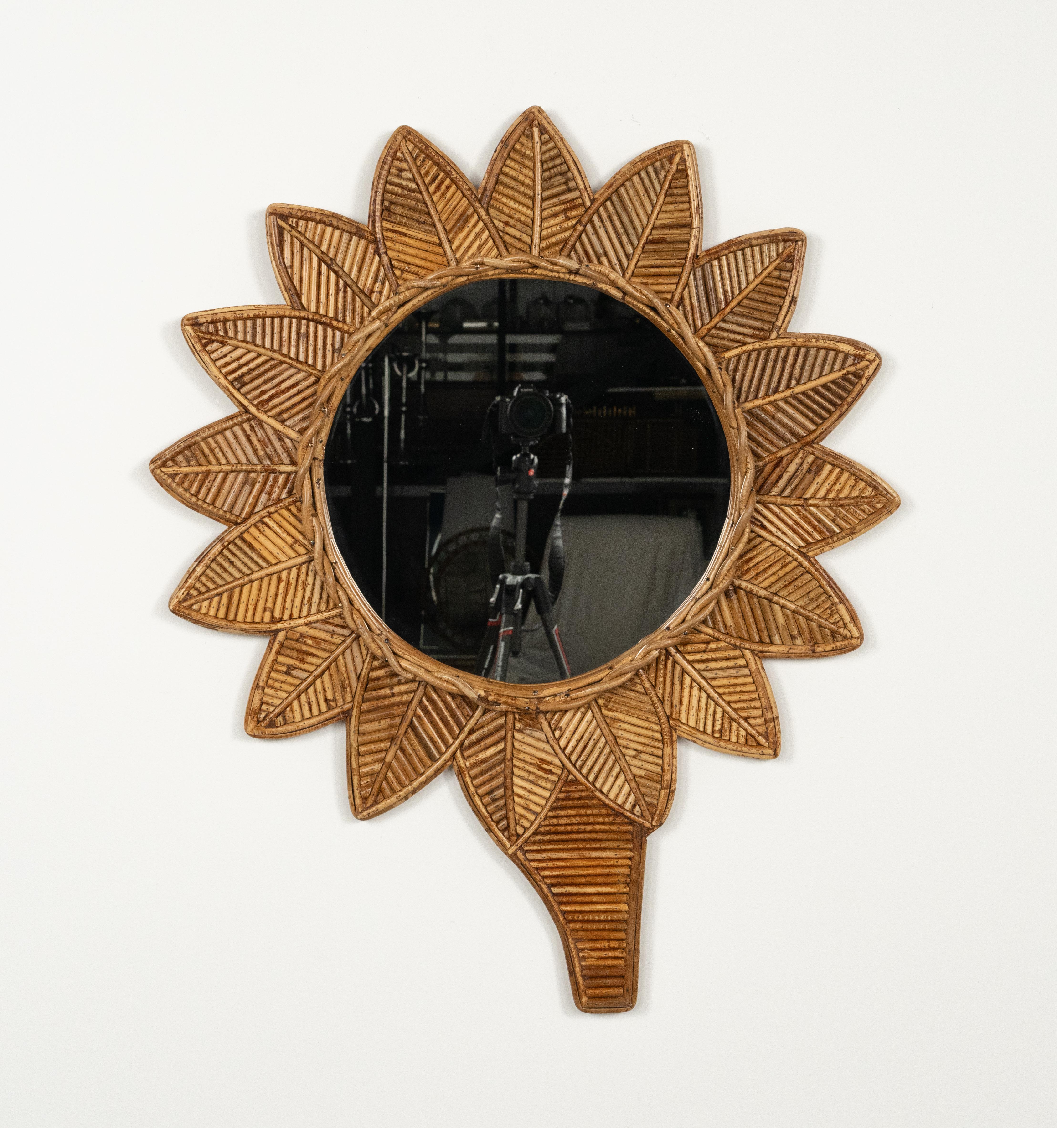 Midcentury wonderful leaf wall mirror in bamboo and rattan by Vivai Del Sud.

Made in Italy in the 1970s.  

The original label is still attached as shown in the pictures.   

Vivai del sud, Gabriella Crespi and Arpex were the three leading design