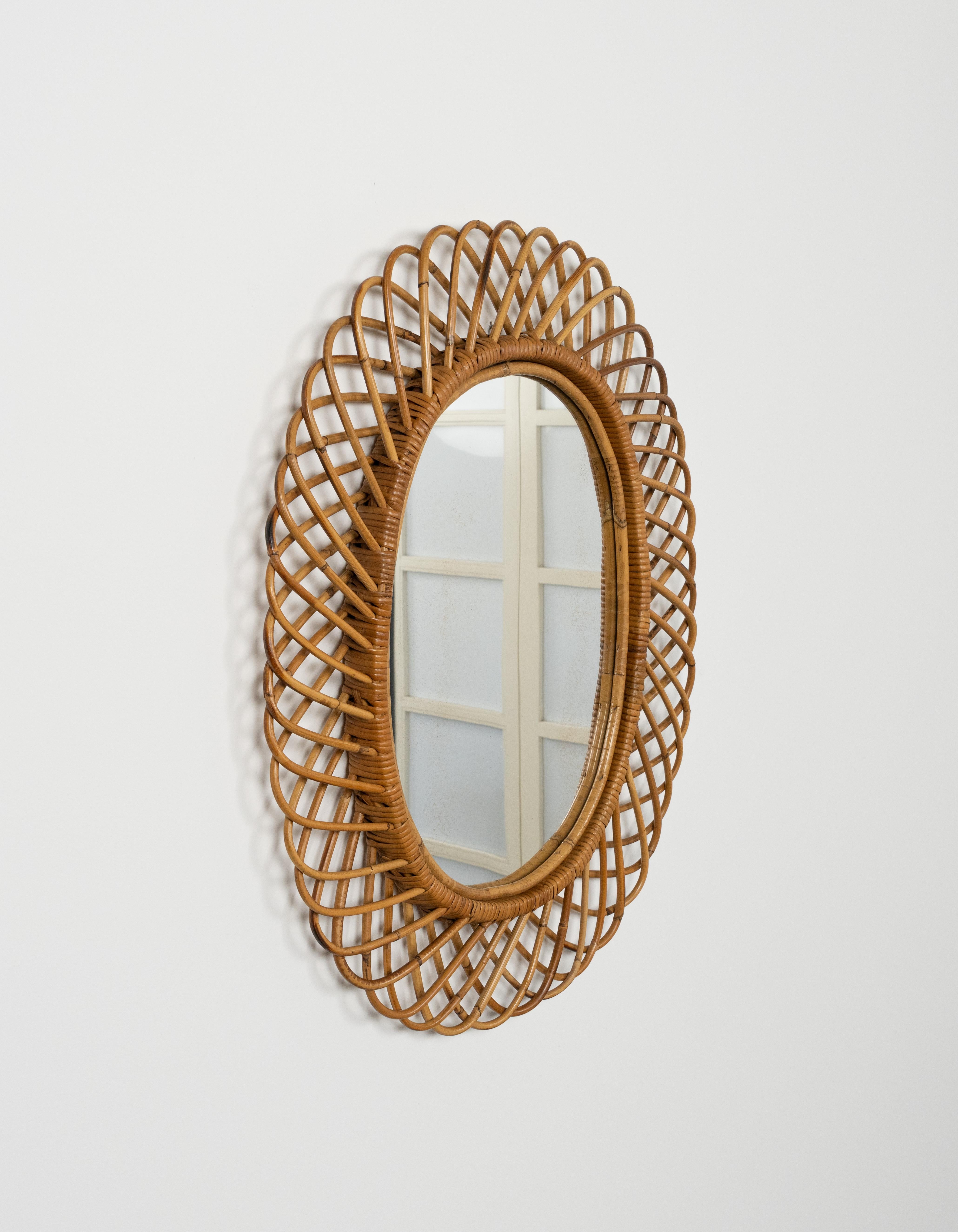 Miroir mural ovale en bambou et rotin de Franco Albini. 

Fabriqué en Italie dans les années 1960.

Le miroir, original de l'époque, présente de petits signes de décoloration.

Ce miroir serait parfait pour une chambre, un dressing, un vestiaire ou