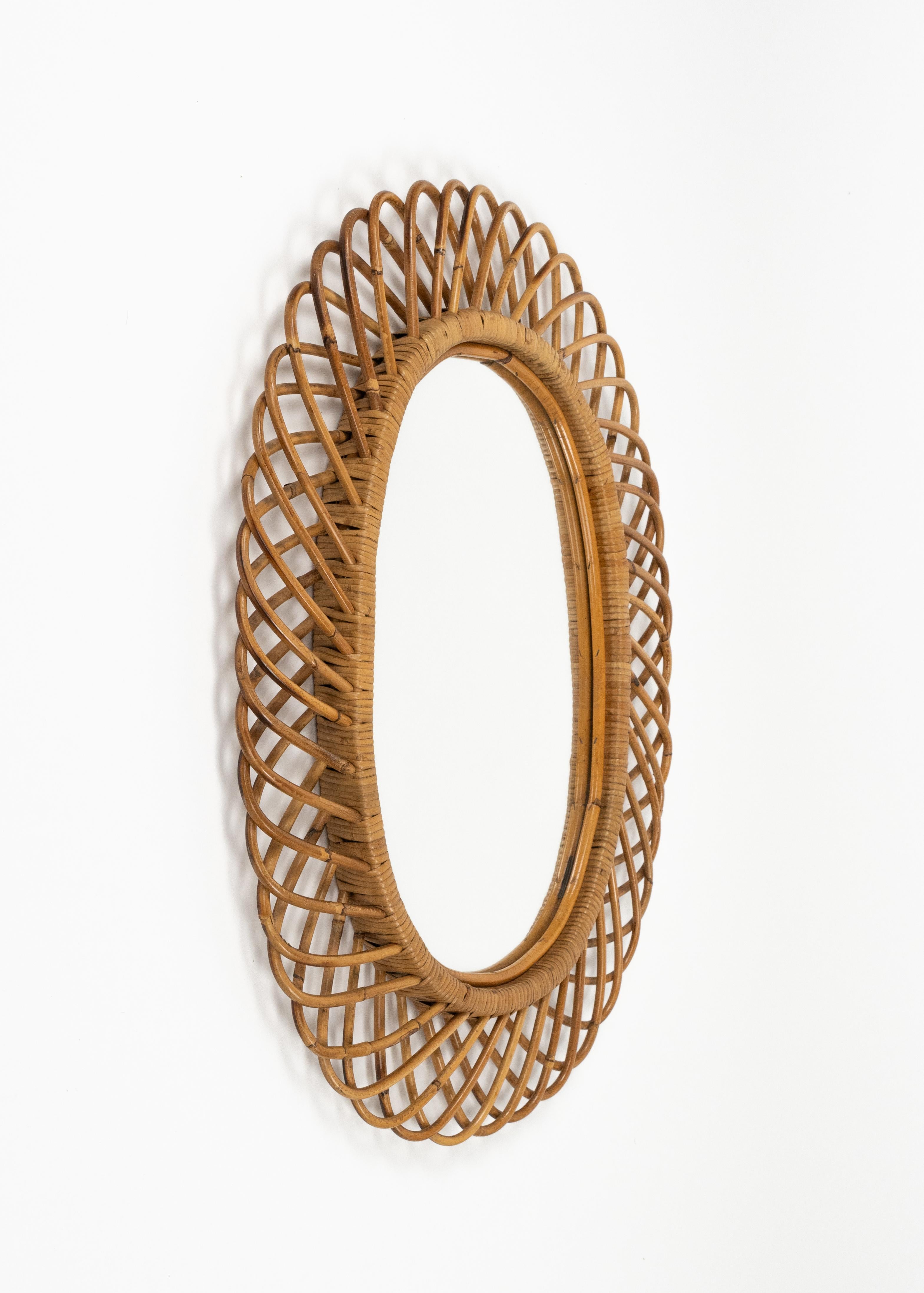 Bellissimo specchio da parete ovale in bambù e rattan di Franco Albini.

Prodotto in Italia negli anni '1960.