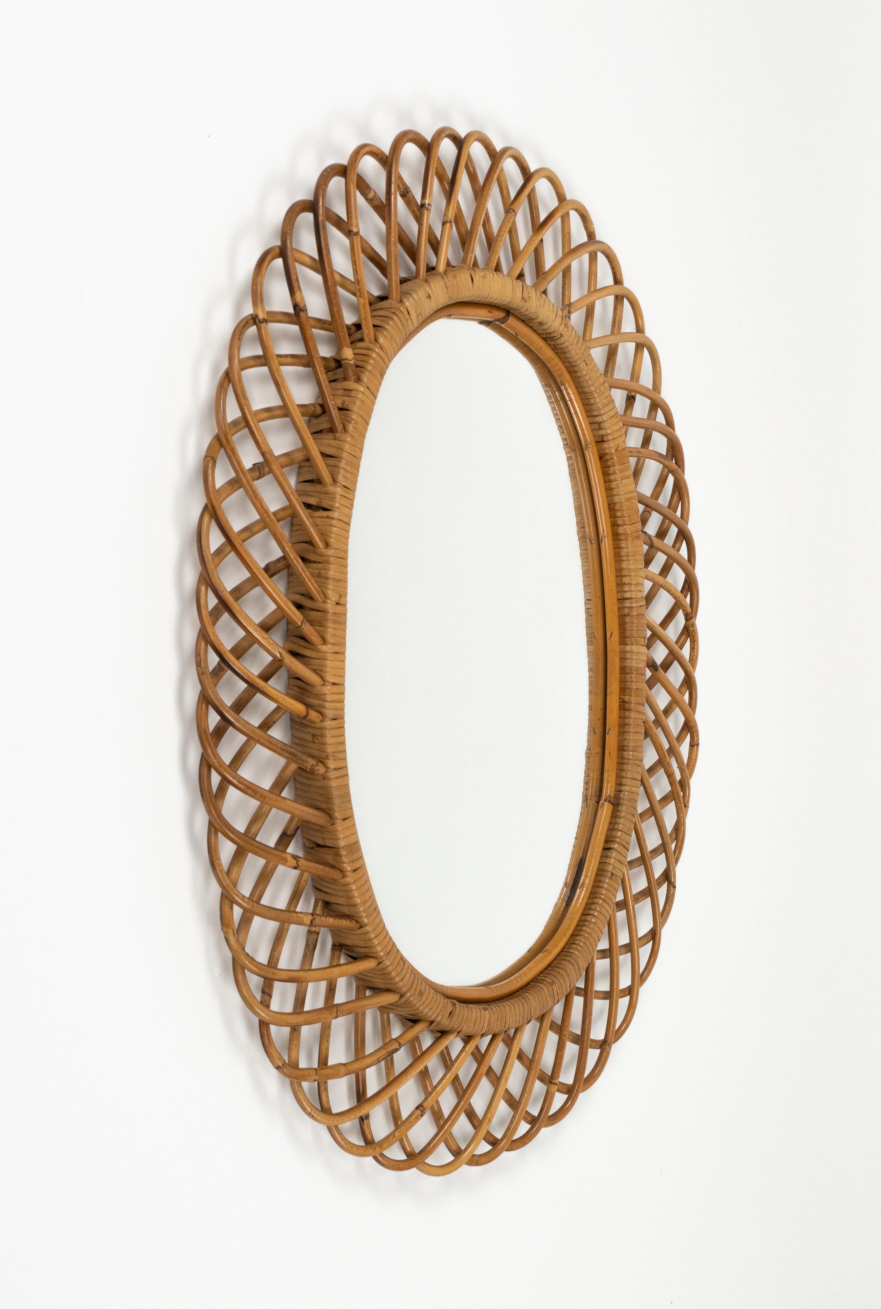 Mid-Century moderno Specchio da parete ovale in rattan e bambù del Medioevo di Franco Albini, Italia 1960 in vendita