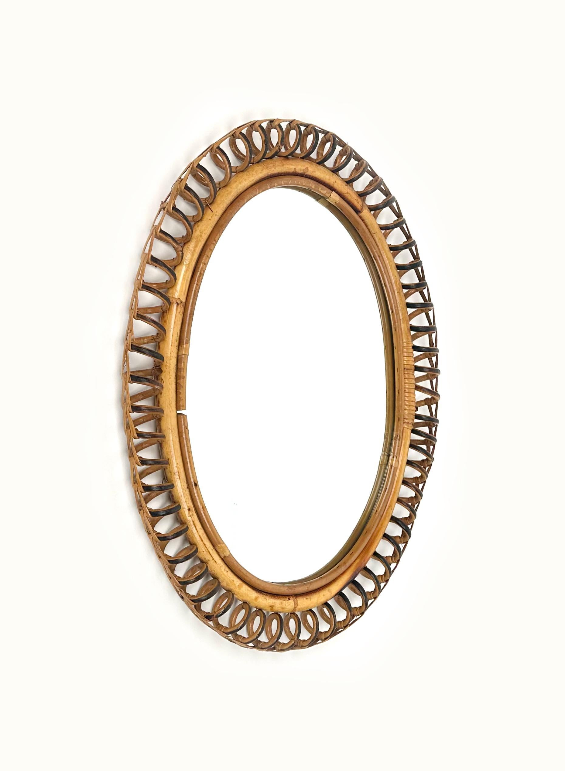 Mid century beautiful oval wall mirror in bamboo and rattan in the style of Italian design Franco Albini.

Made in Italy in the 1960s.