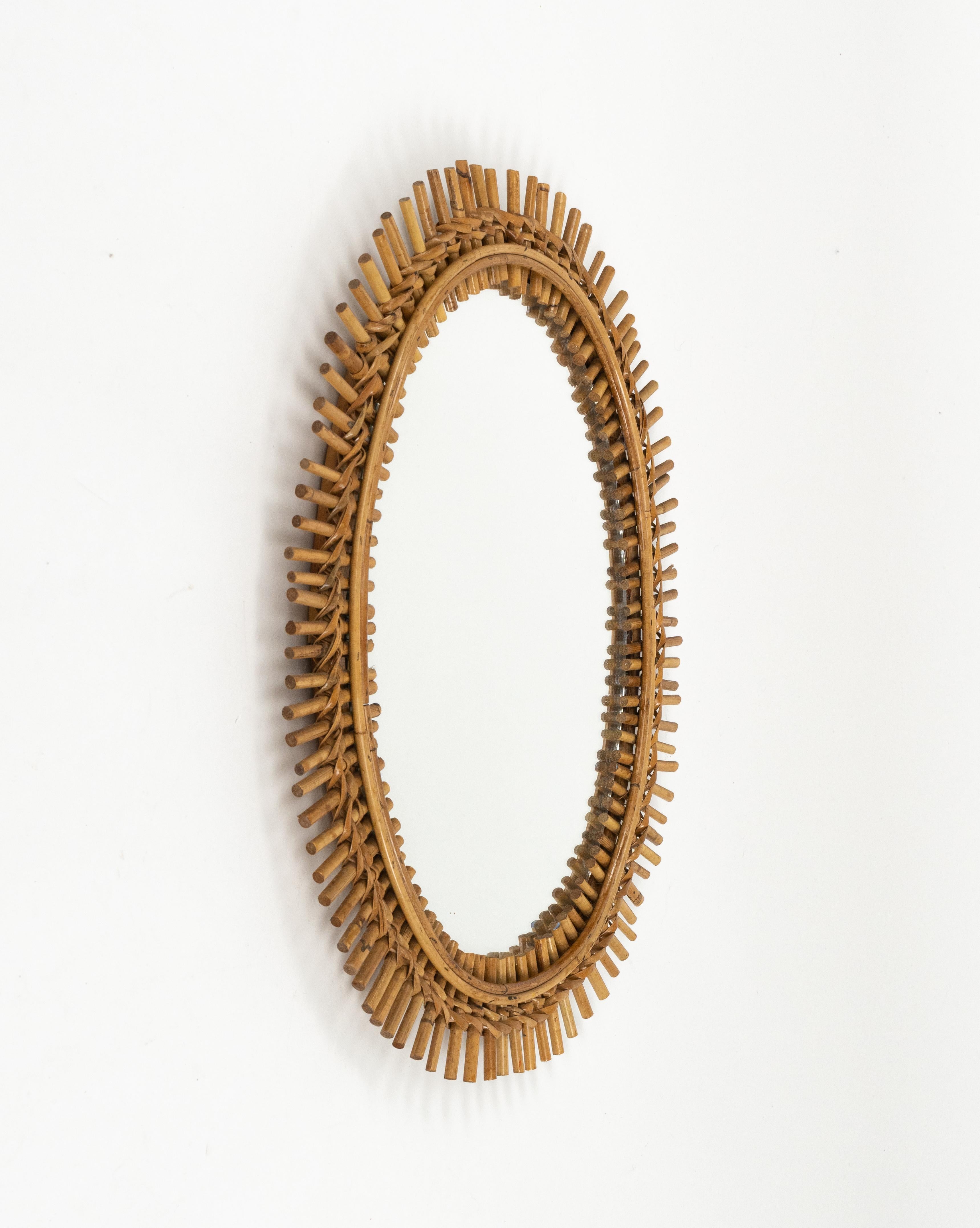 Splendido specchio ovale da parete del Medioevo in rattan e bambù nello stile di Franco Albini.

Prodotto in Italia negli anni '1960.


