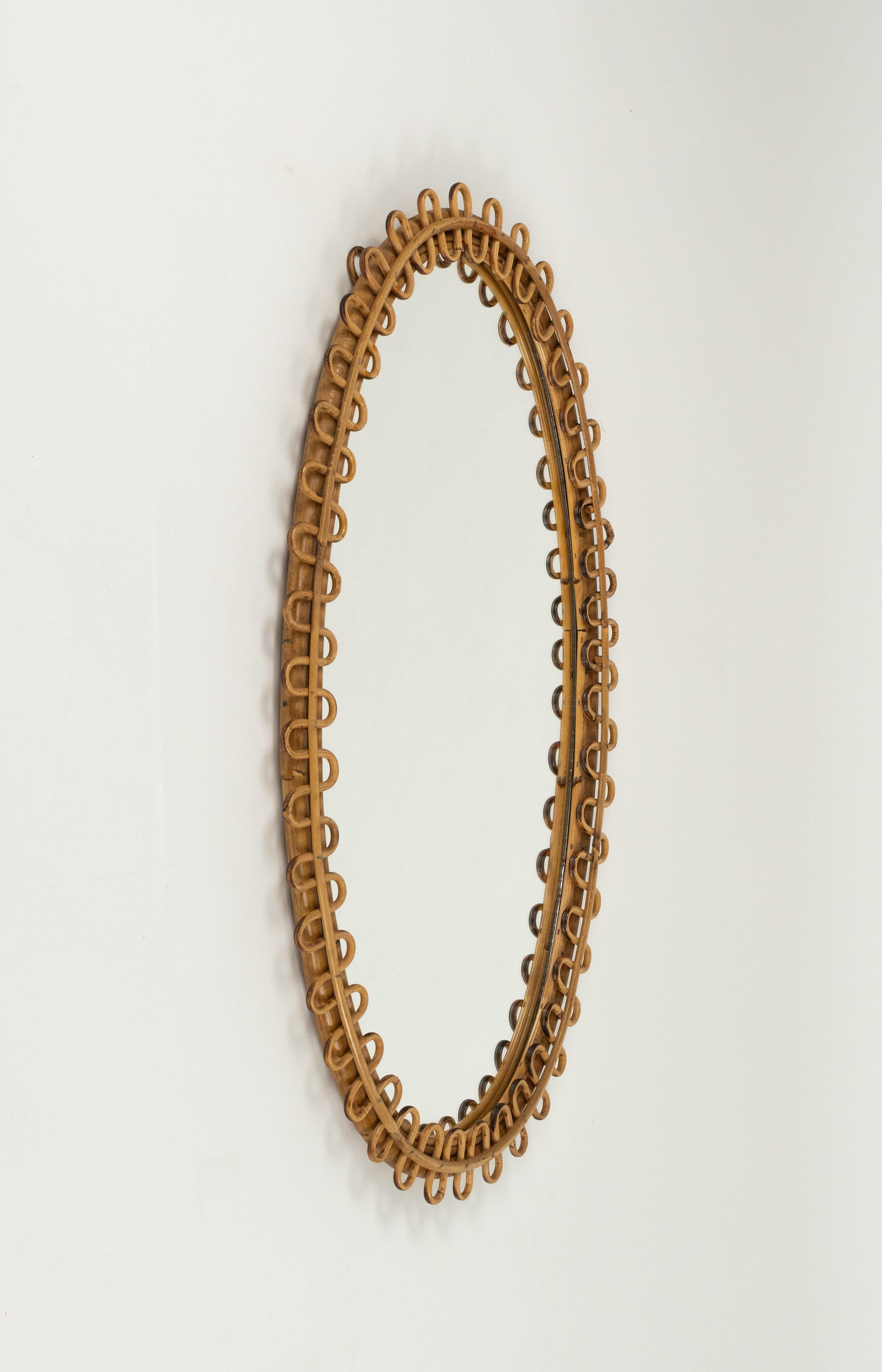 Miroir mural ovale en bambou et rotin dans le style du design italien Franco Albini.

Fabriqué en Italie dans les années 1960.

Un miroir en bambou et rotin très décoratif au goût de la côte méditerranéenne.
